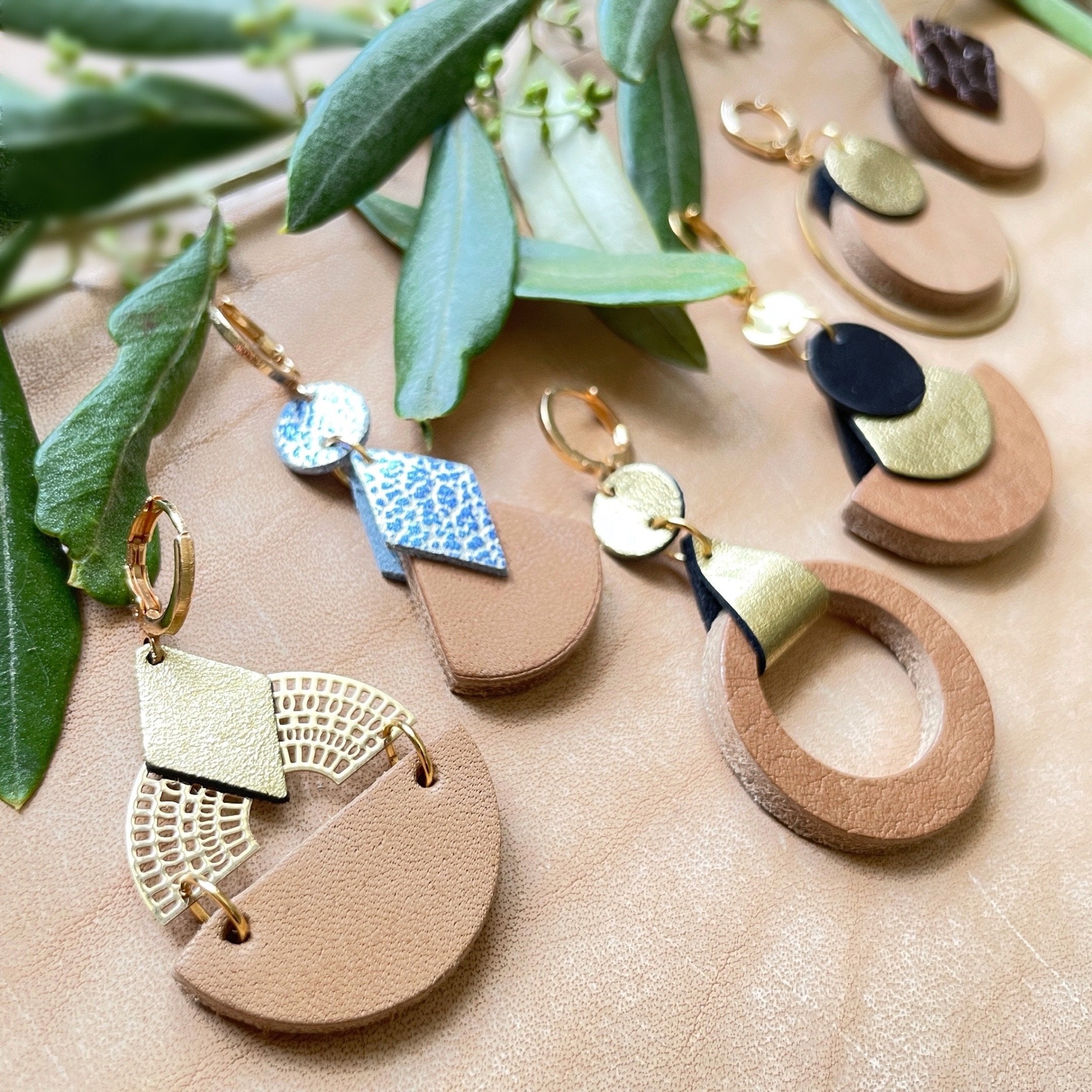 Collection de boucles d'oreilles sobre graphique et élégante en cuir brut d'exception recyclé beige amande