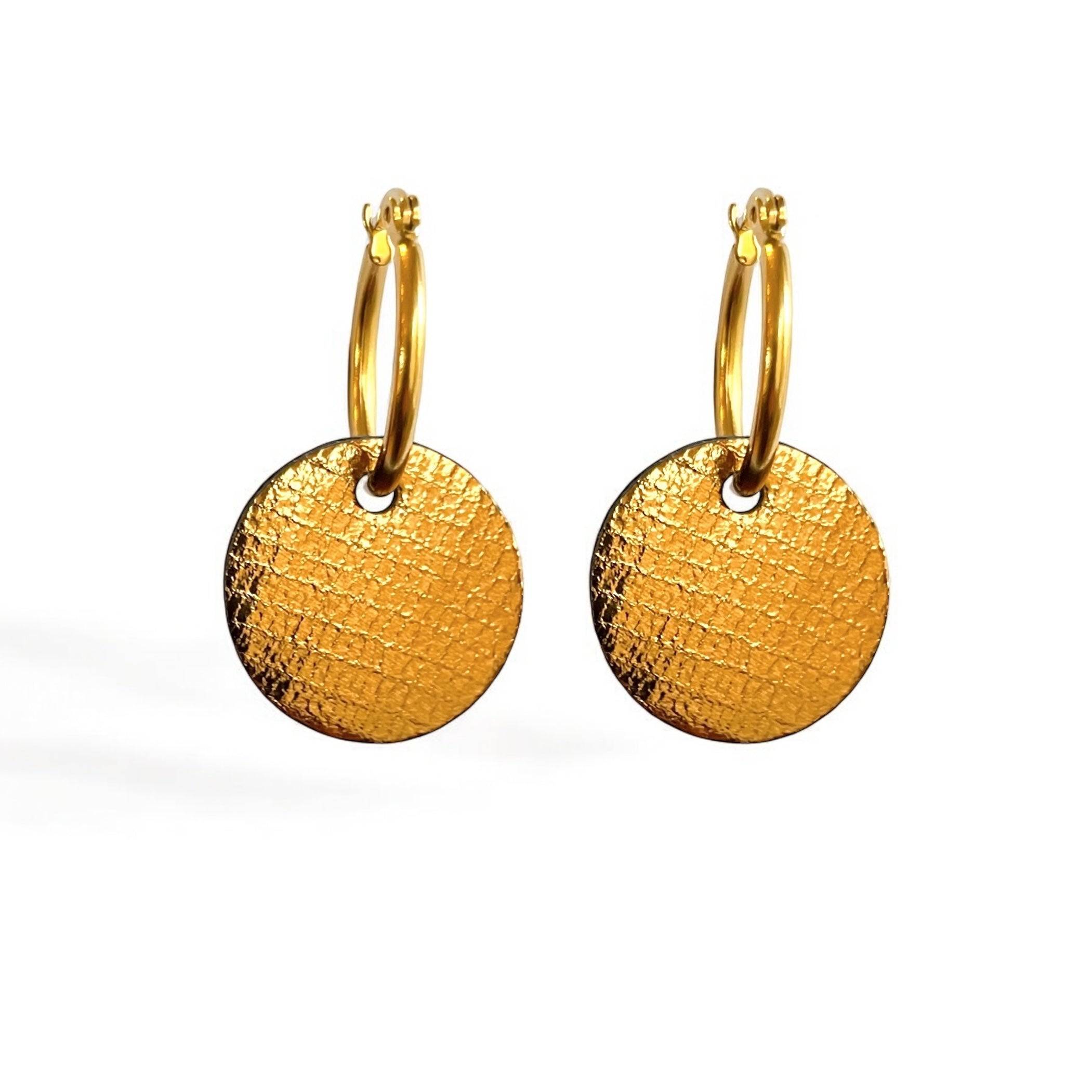 boucles d'oreilles créoles dorées, réversibles avec disque de cuir bronze brillant façon serpent au verso, vues de face, sur fond blanc