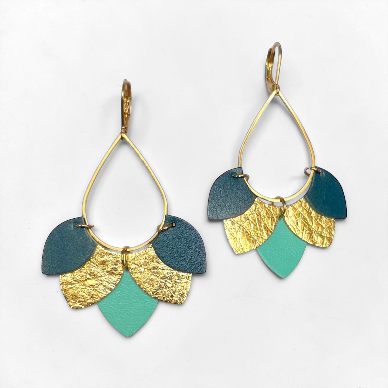 Boucles d'oreilles Nune modèle Aponi dorées à l'or fin avec pétales de cuirs vert canard, doré et menthe, sur fond blanc