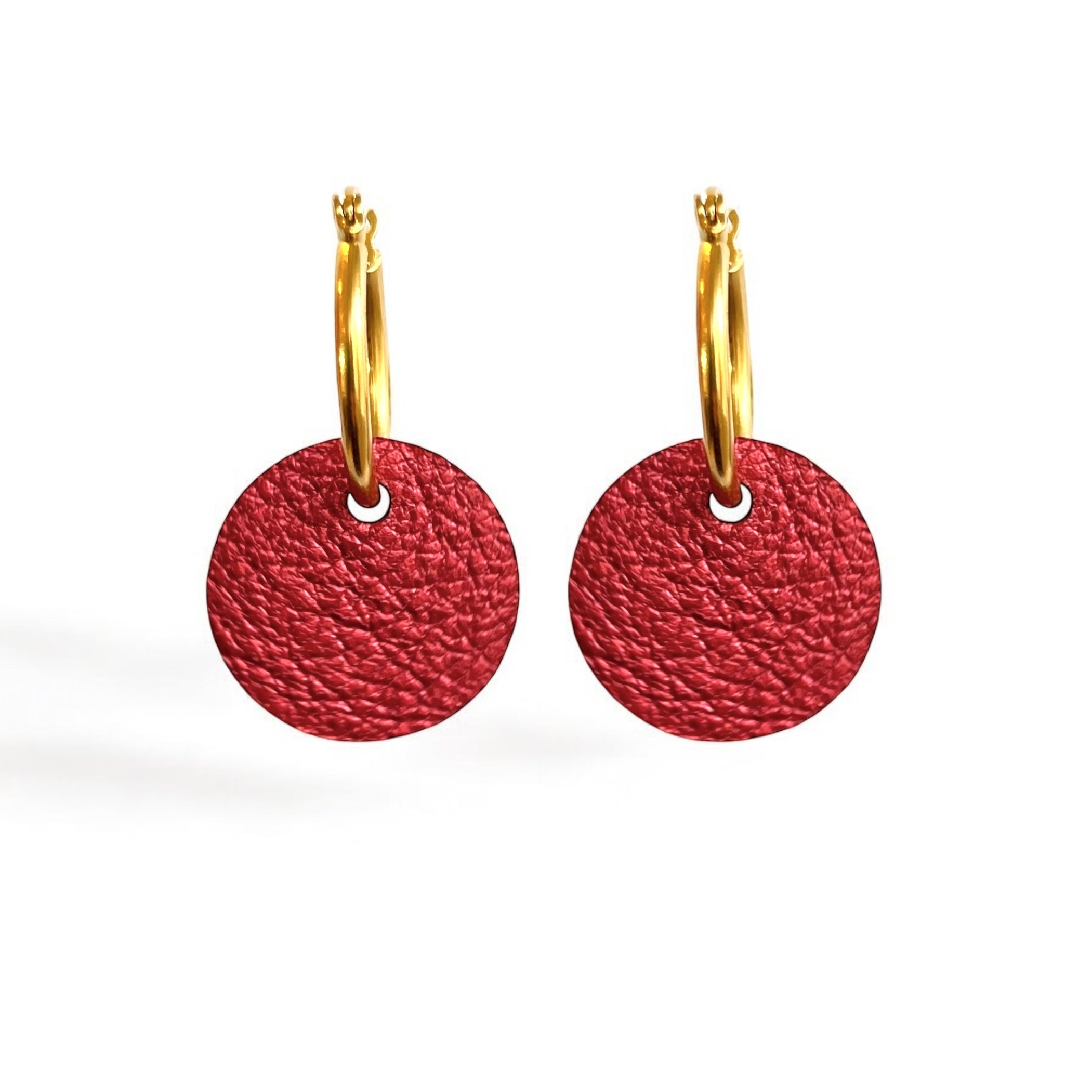 boucles d'oreilles créoles dorées, réversibles avec disque de cuir rubis métallisé au recto, vues de face, sur fond blanc
