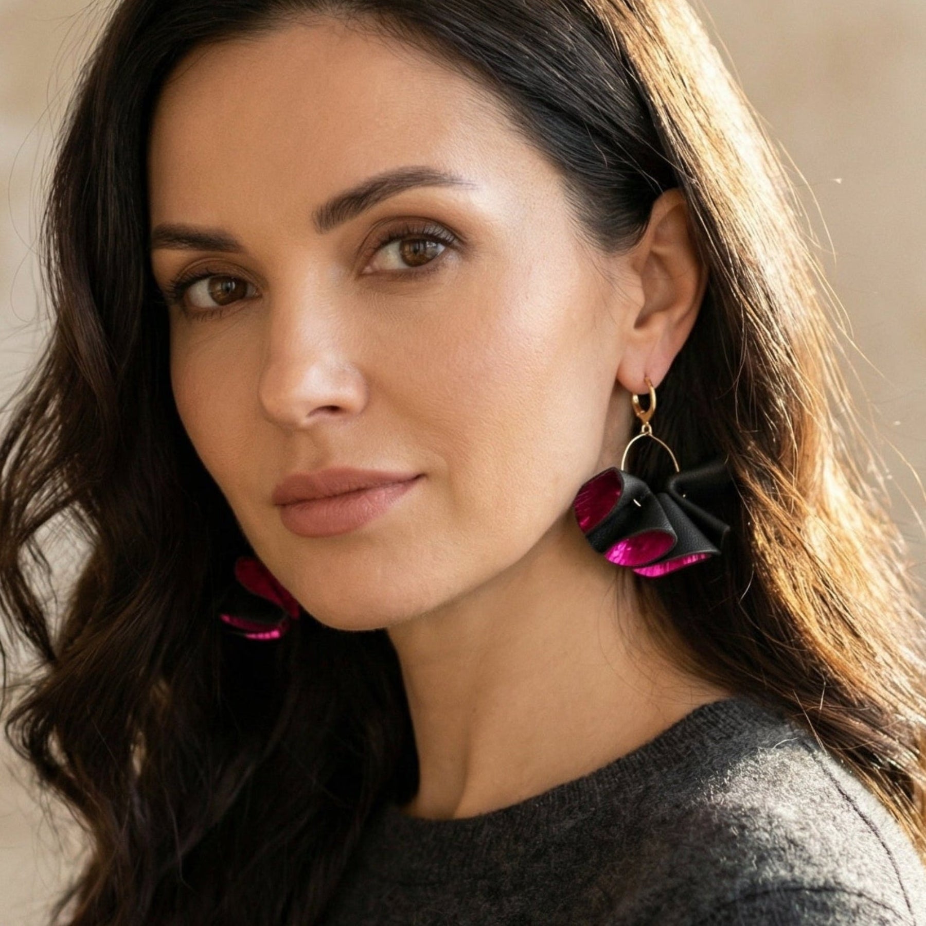 Boucles Tango noir et fushia serpent métallisé portées par une femme brune aux cheveux longs