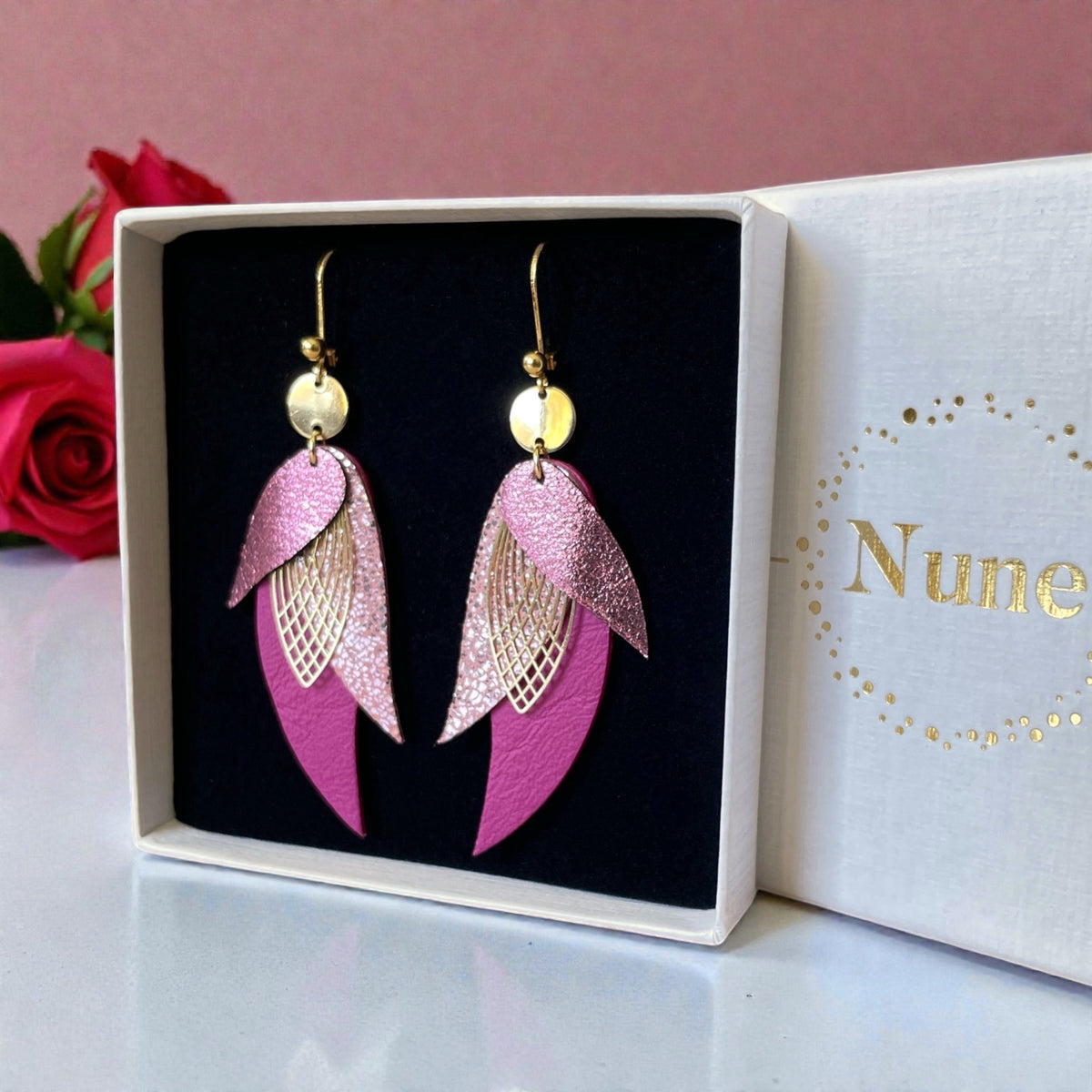 Paire de boucles d'oreilles Ara dorées en plumes de cuirs mauve brillant, rose brillant et fushia, dans une boîte cadeau, écrin prêt à offrir, pour une femme
