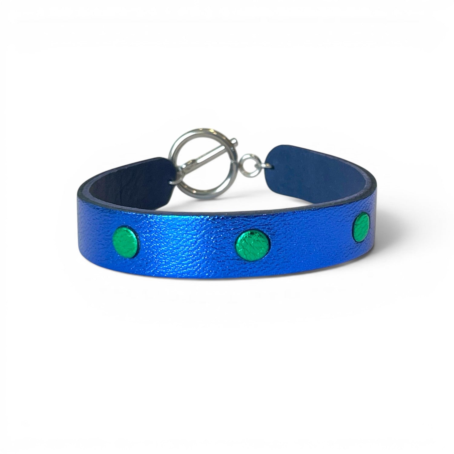 Bracelet argenté en cuirs bicolores bleu cobalt métallisé et vert métallisé, sur fond blanc