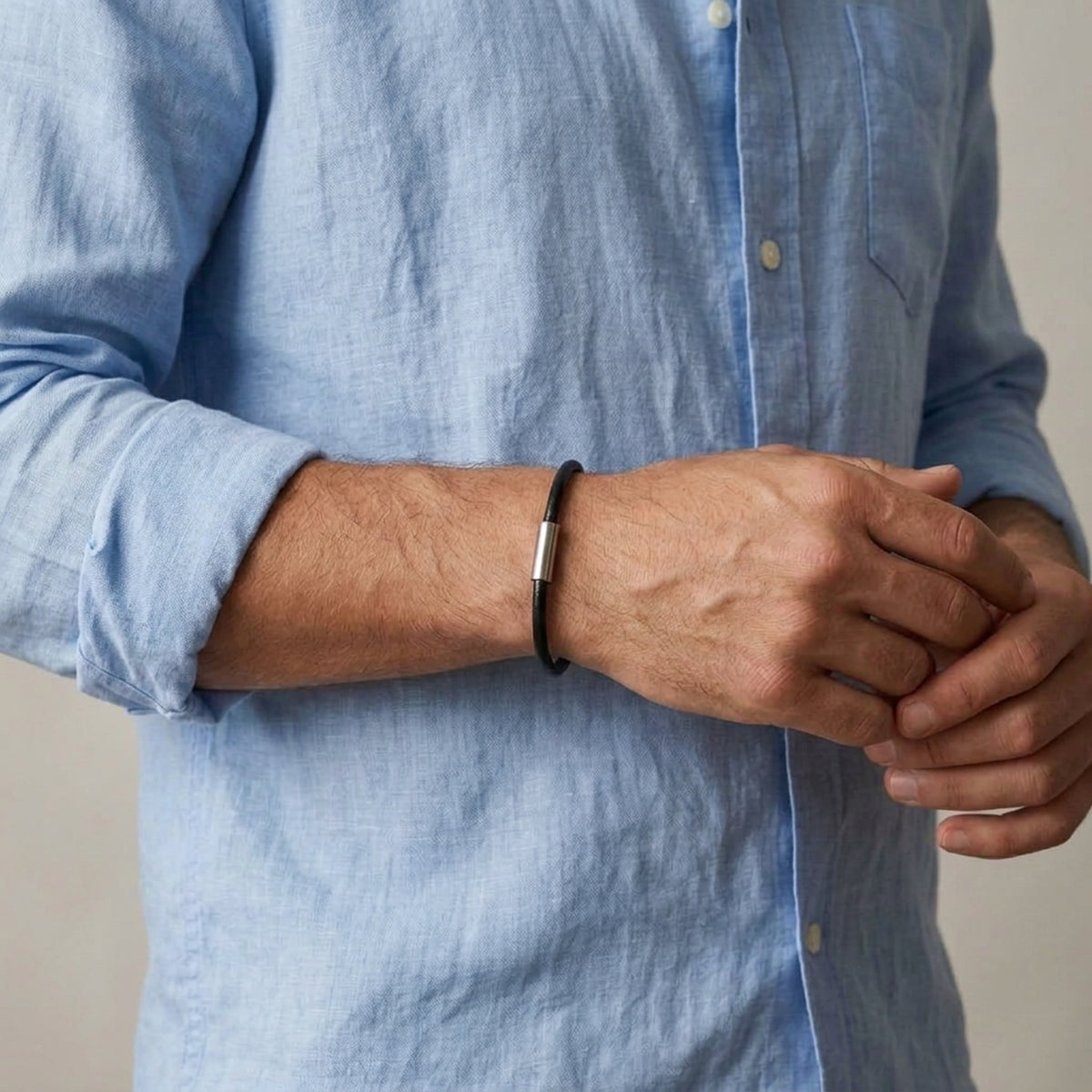 Bracelet Homme Cuir Noir & Acier Inoxydable porté au poignet