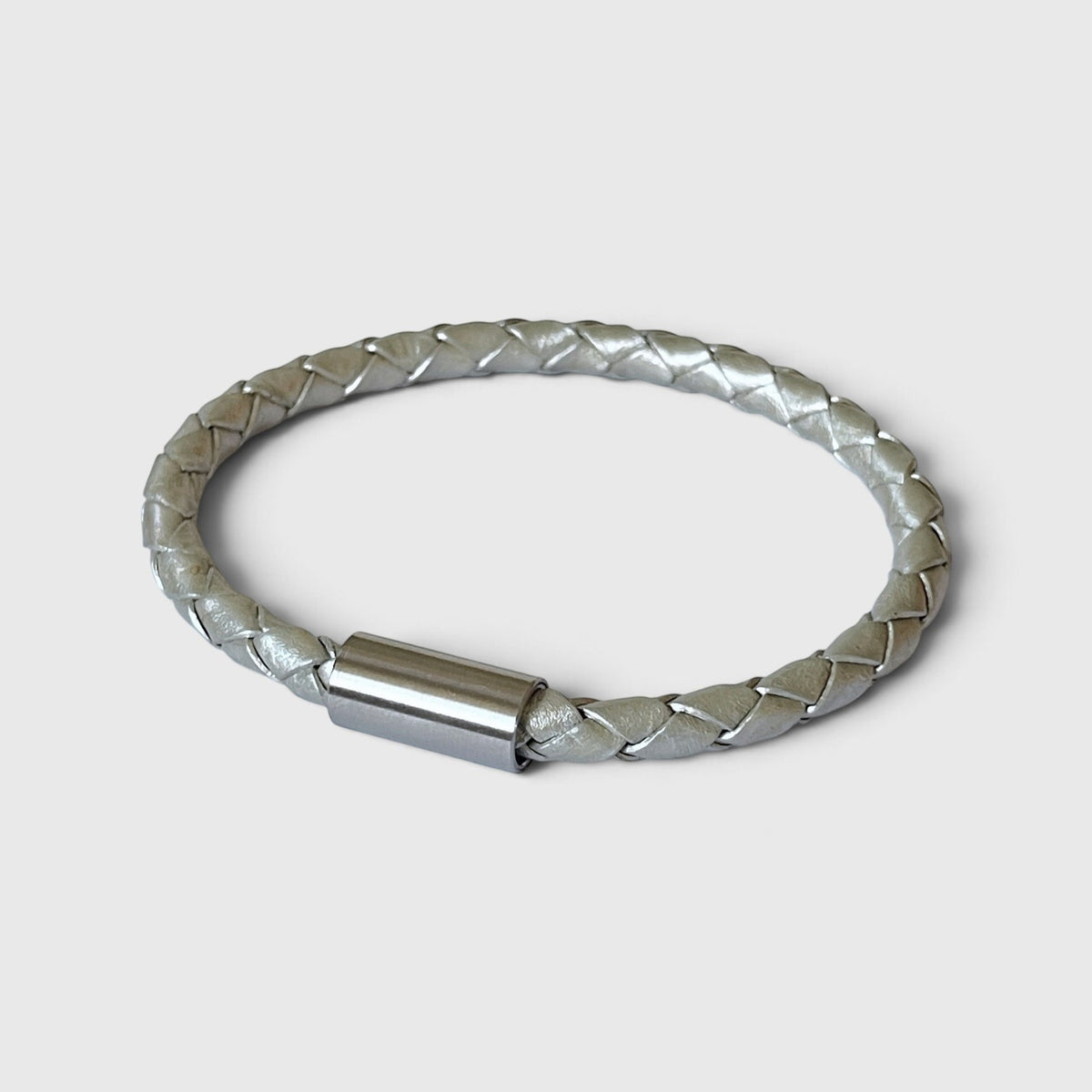 Bracelet homme en cuir tressé argent avec fermoir cylindrique aimanté en acier inoxydable
