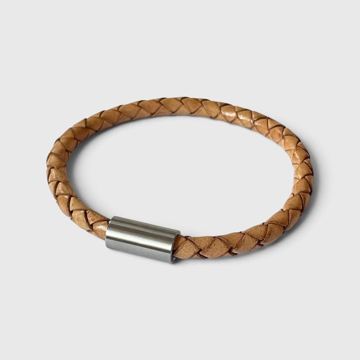 Bracelet homme en cuir tressé beige naturel avec fermoir cylindrique aimanté en acier inoxydable