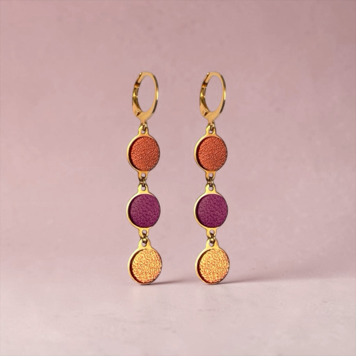 Boucles d'oreilles pendantes Cassia Nune en chapelet de trois sequins dorés et cuirs upcyclés cuivre clair, pourpre et terracotta métallisé