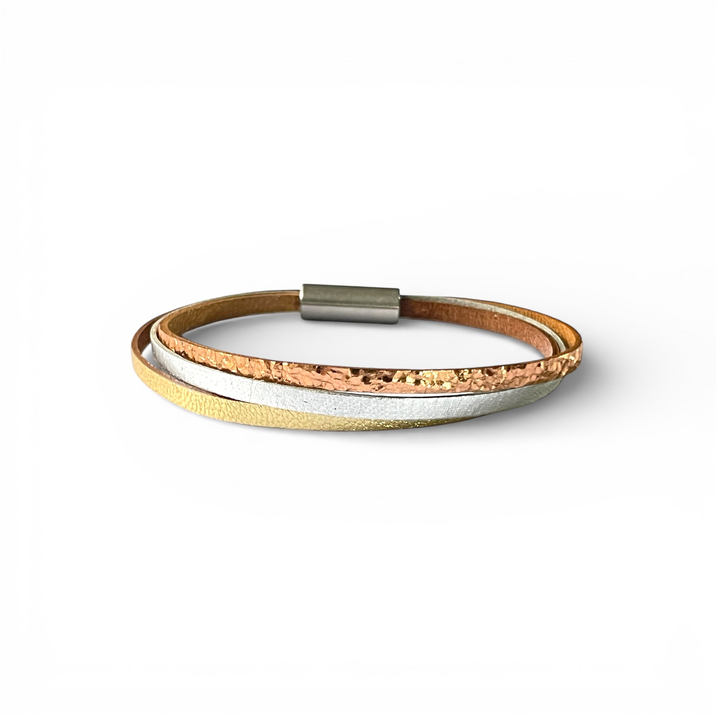 Cielo Bracelet femme tricolore à 3 liens avec fermoir aimanté argenté, en cuirs 3 ors (doré, argent brillant et or rosé froissé), présenté à plat, sur fond blanc