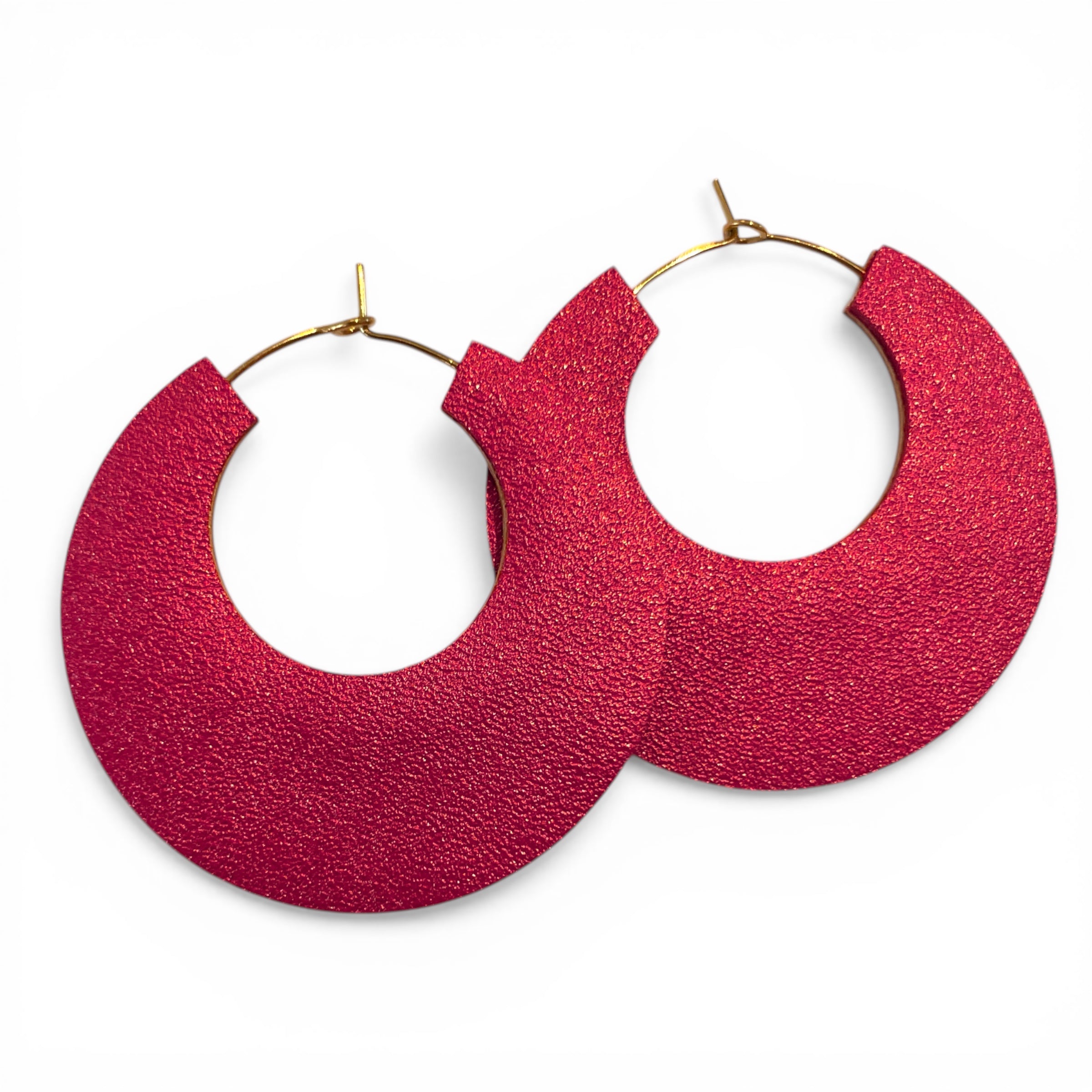 NUNE grandes boucles d'oreilles créoles dorées rondes tout-cuir Circus, vues à plat, côté rubis métallisé