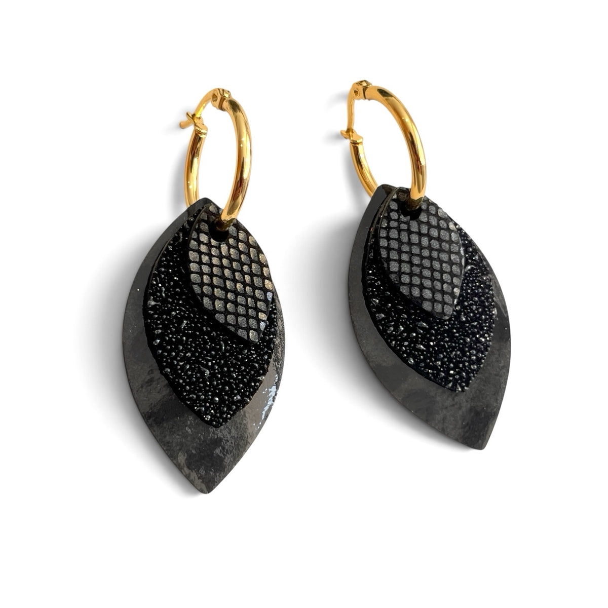 Créoles dorées avec pendentifs modulables en forme de feuilles en cuirs noir petit grain irisé, noir grainé pailleté et léopard noir vernis
