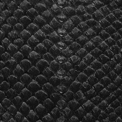 Cuir marin Ictyos vu de près, cuir de poisson saumon noir d'encre