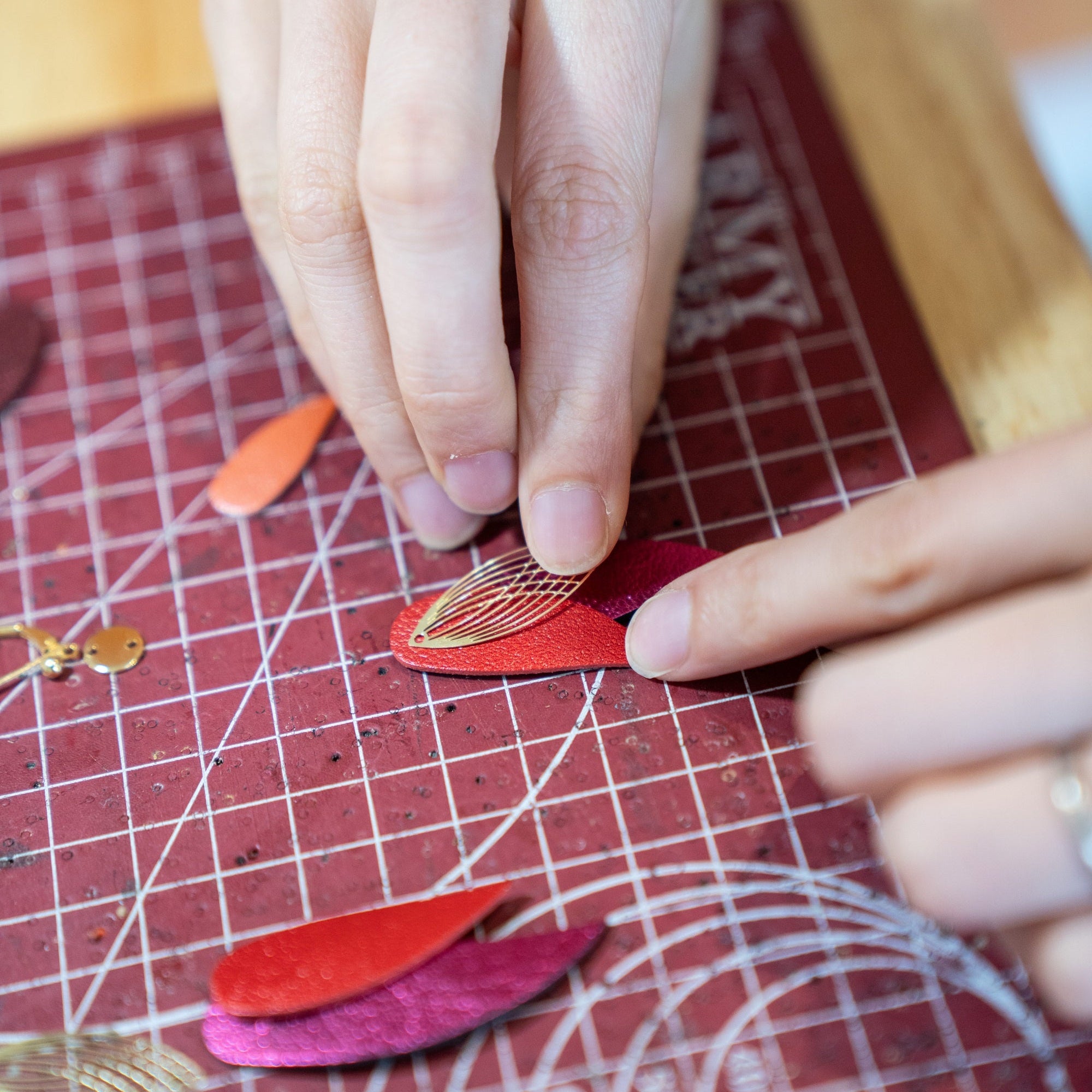 Fabrication à la main des boucles d oreilles Ara dans l'atelier Nune