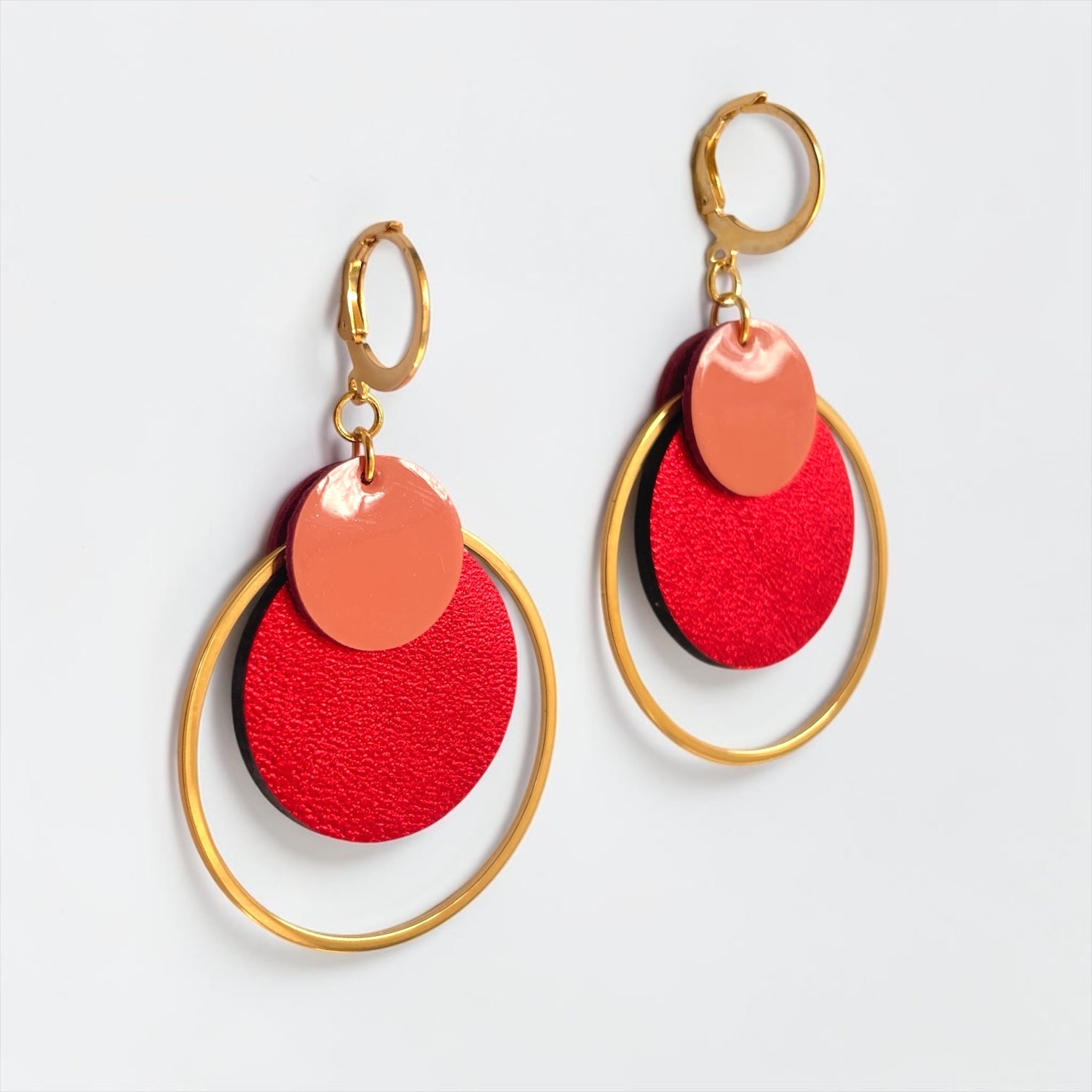 Boucles d'oreilles rondes Héra Nune en disques de cuirs upcyclés rose vernis et rouge métallisé avec grand anneau doré autour