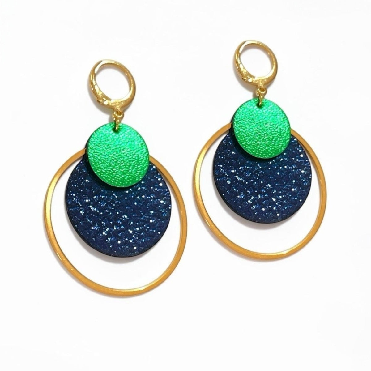 Boucles d'oreilles rondes Héra Nune en disques de cuirs upcyclés bleu marine pailleté et vert métallisé avec grand anneau doré autour