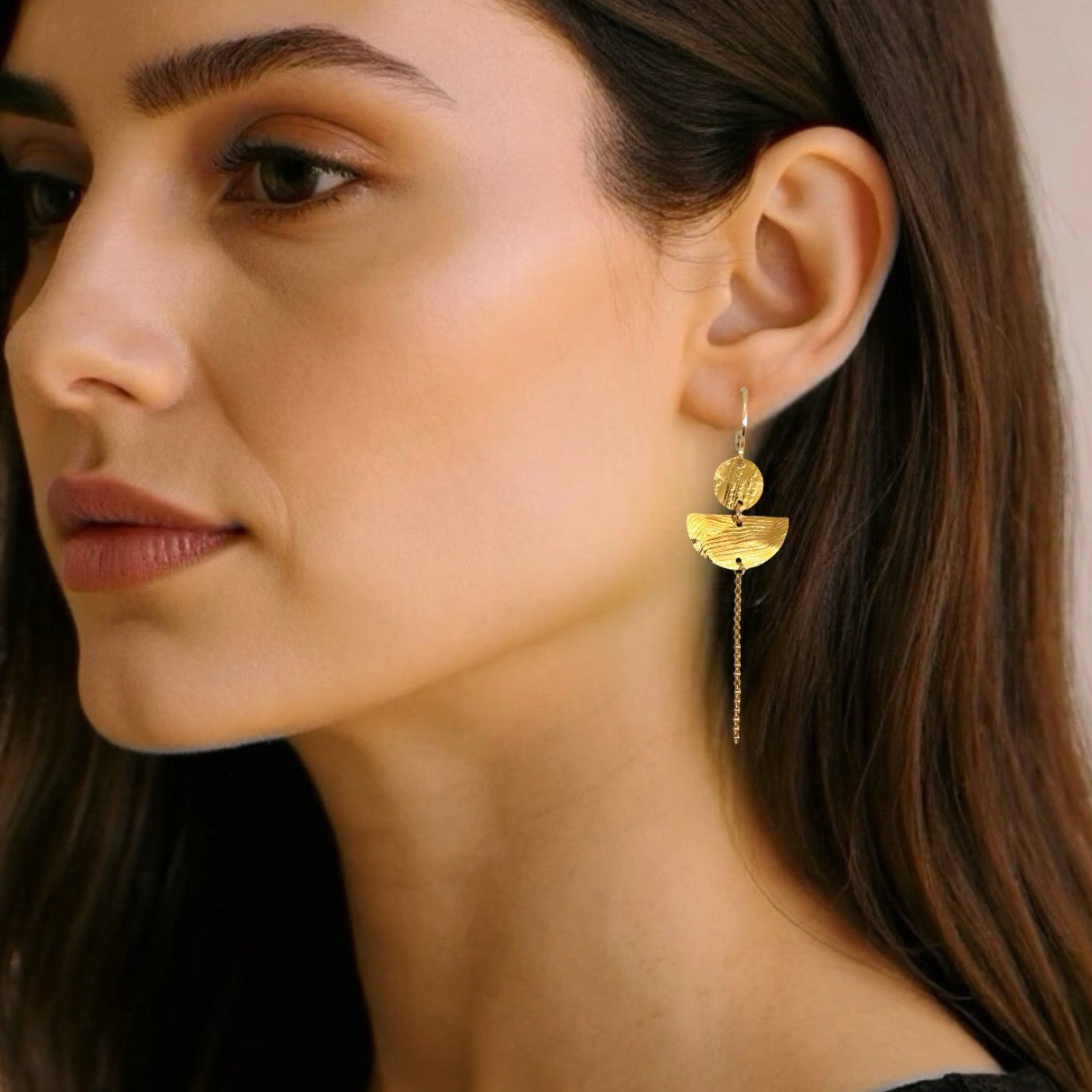 Longues boucles d'oreilles dorées pendantes en forme de demi-lunes, allongées par une chaînette, portées aux oreilles