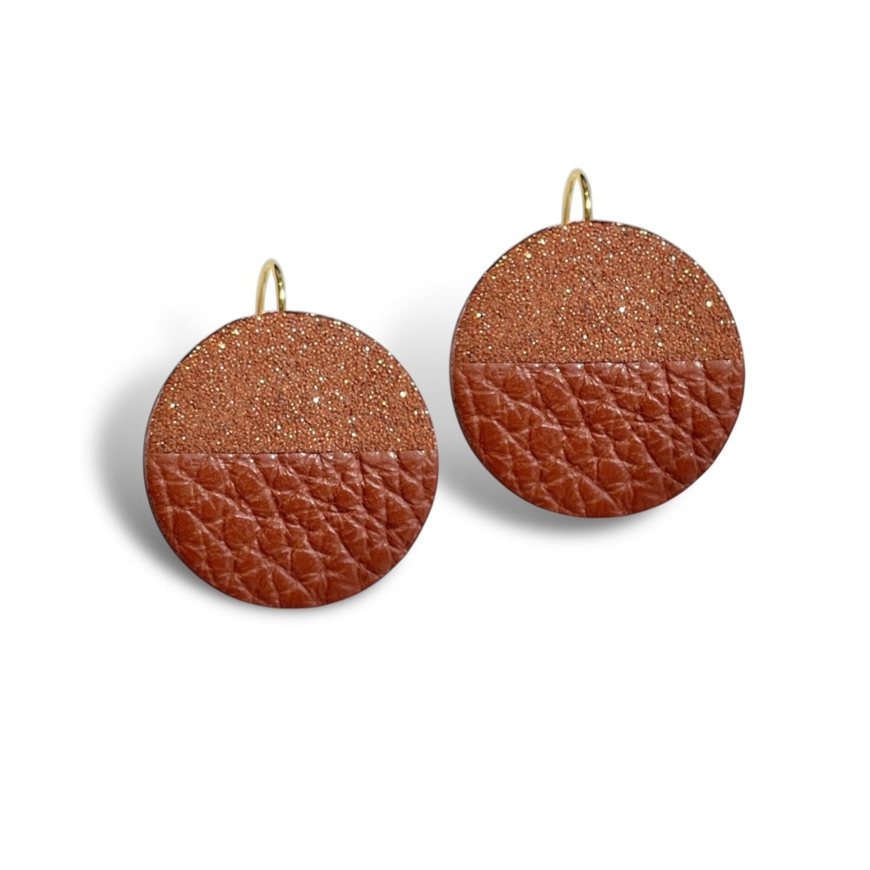 NUNE boucles d'oreilles rondes bicolores en cuirs brique grainée et pailletée argent, sur fond blanc