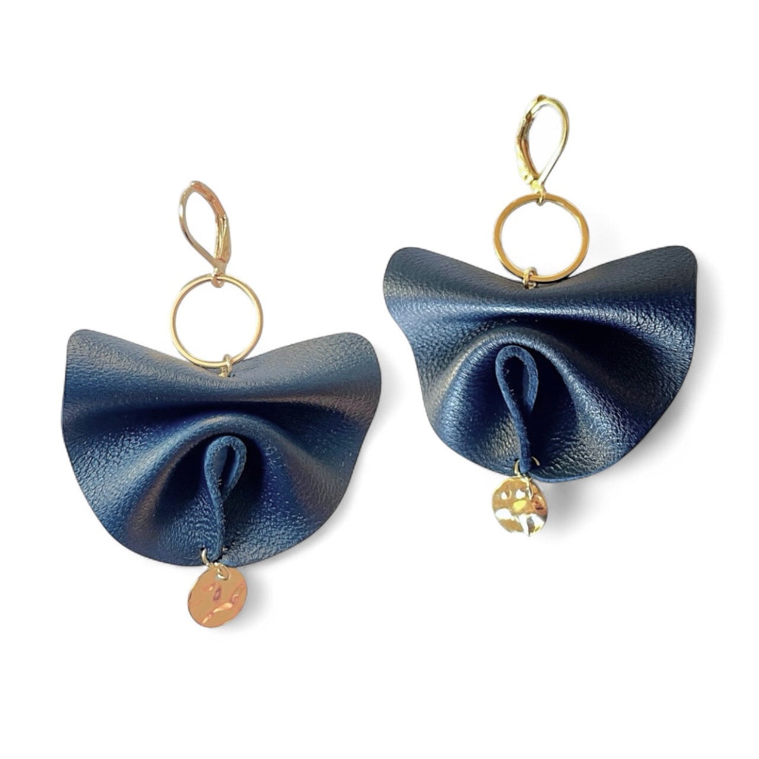 Grandes boucles d'oreilles dorées en éventails de cuir plissé recyclé bleu marine satiné, sur fond blanc
