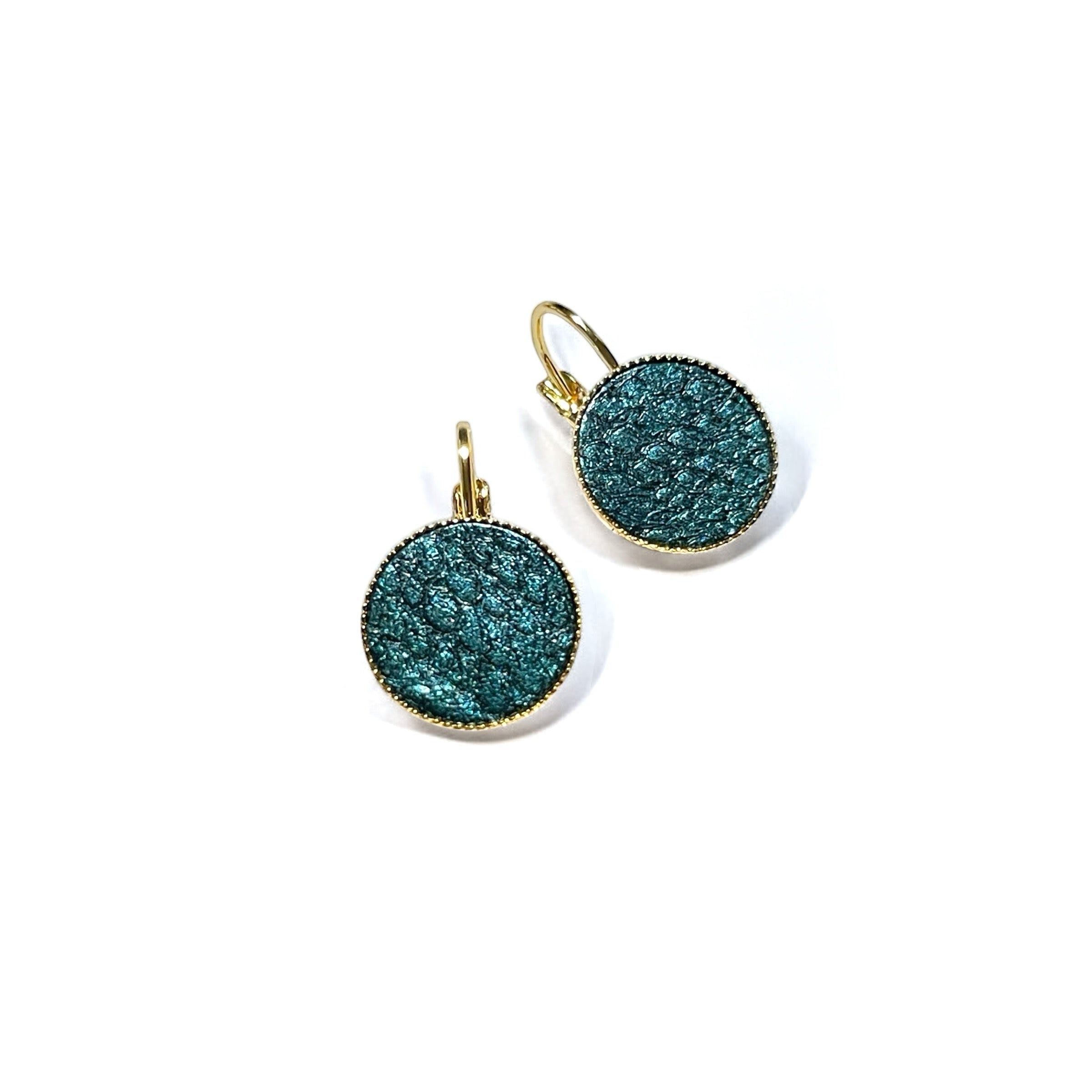 Petites boucles d'oreilles dormeuses dorées serties de fin cuir marin bleu paon métallisé, sur fond blanc