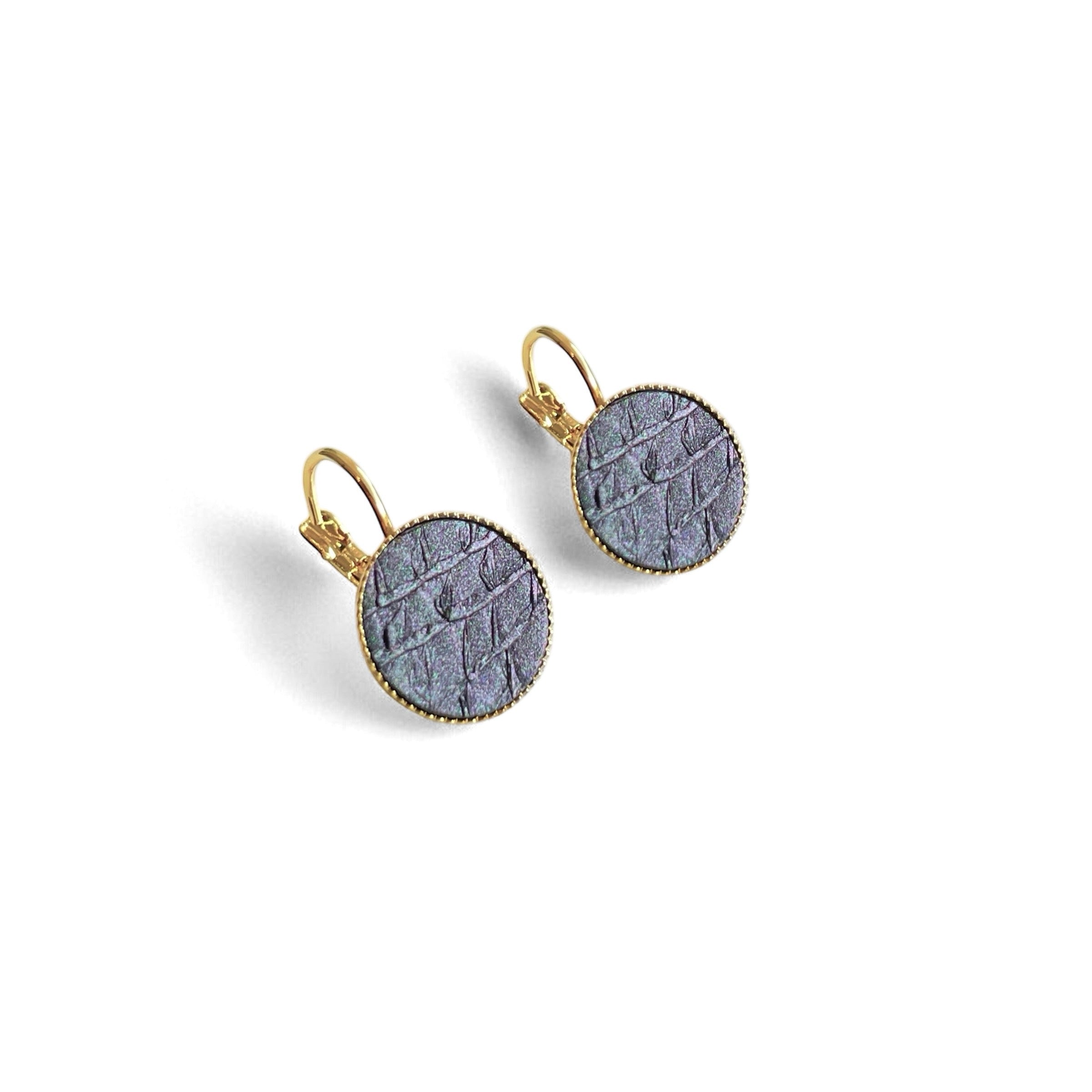 Petites boucles d'oreilles dormeuses dorées serties de fin cuir marin gris irisé, sur fond blanc
