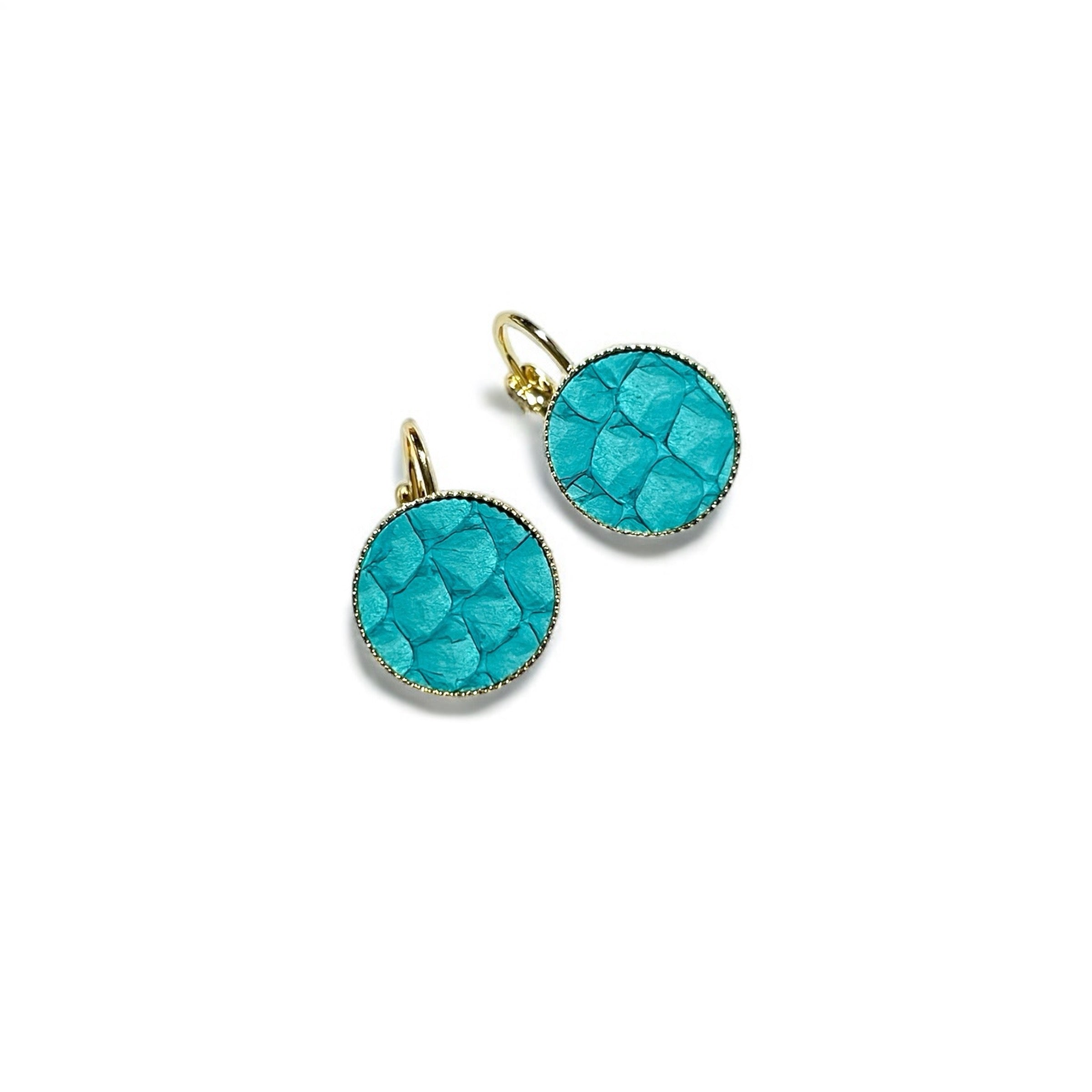 Petites boucles d'oreilles dormeuses dorées serties de fin cuir marin bleu turquoise brut, sur fond blanc