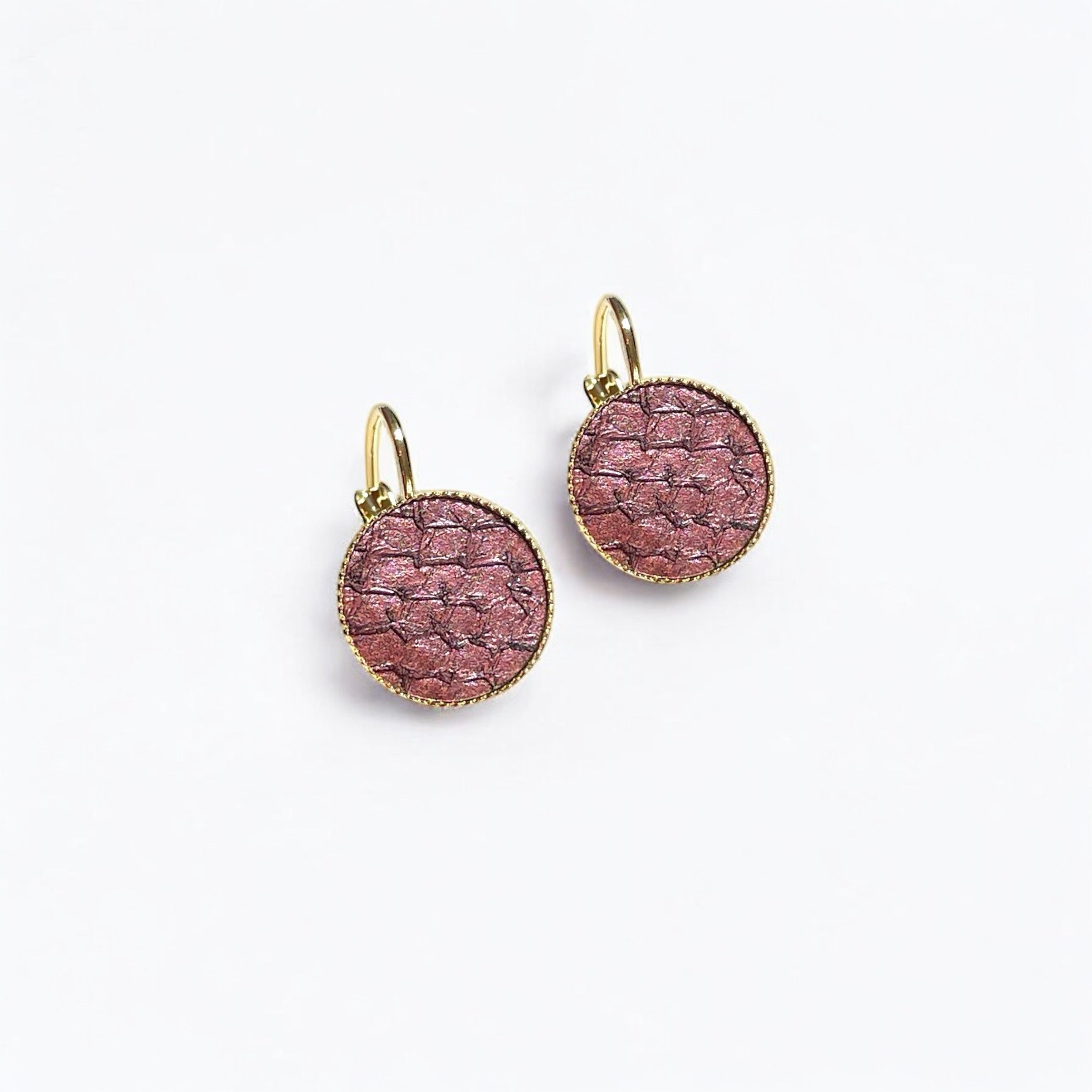 Petites boucles d'oreilles dormeuses dorées serties de fin cuir marin vieux rose métallisé, sur fond blanc