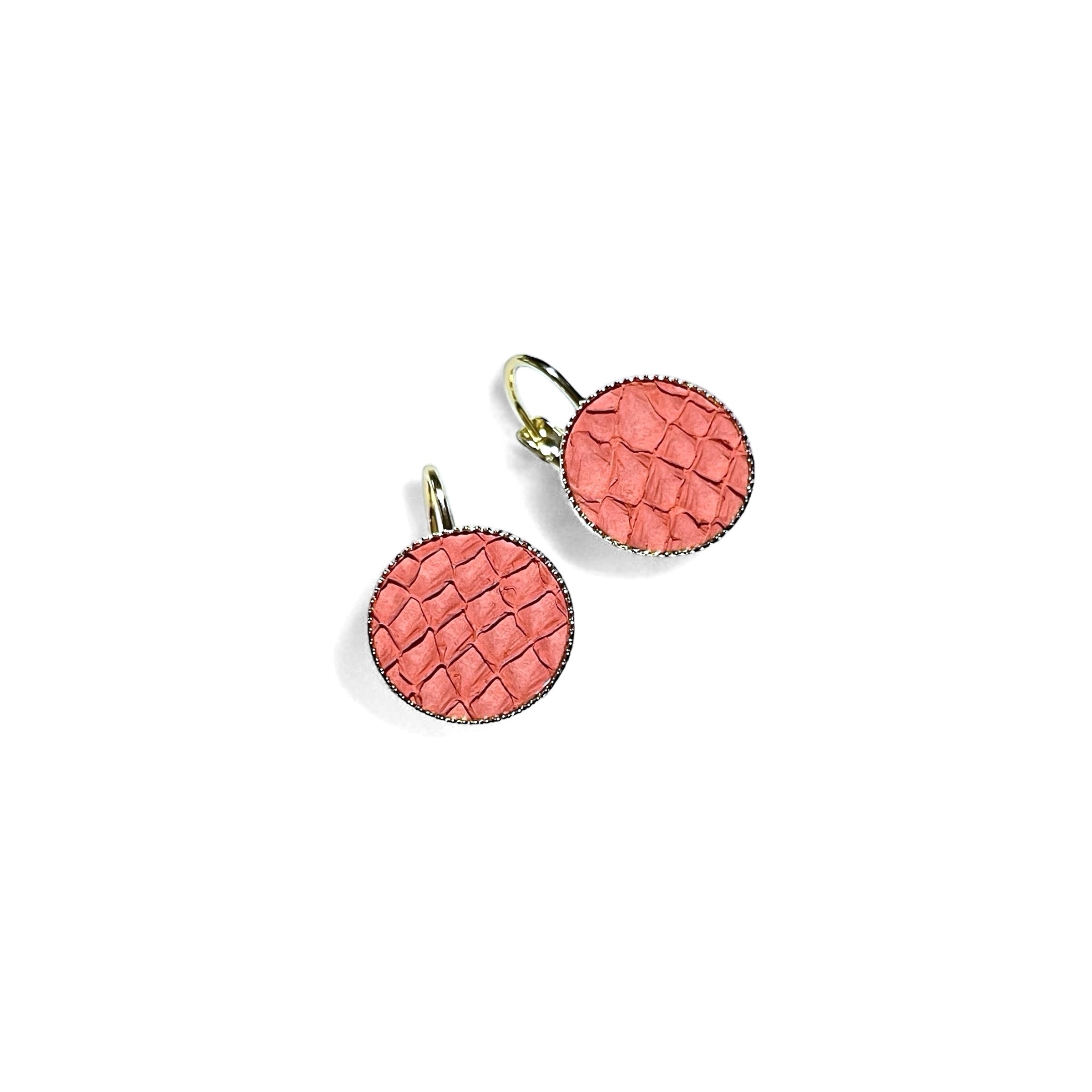 Petites boucles d'oreilles dormeuses dorées serties de fin cuir marin rose saumon brut, sur fond blanc