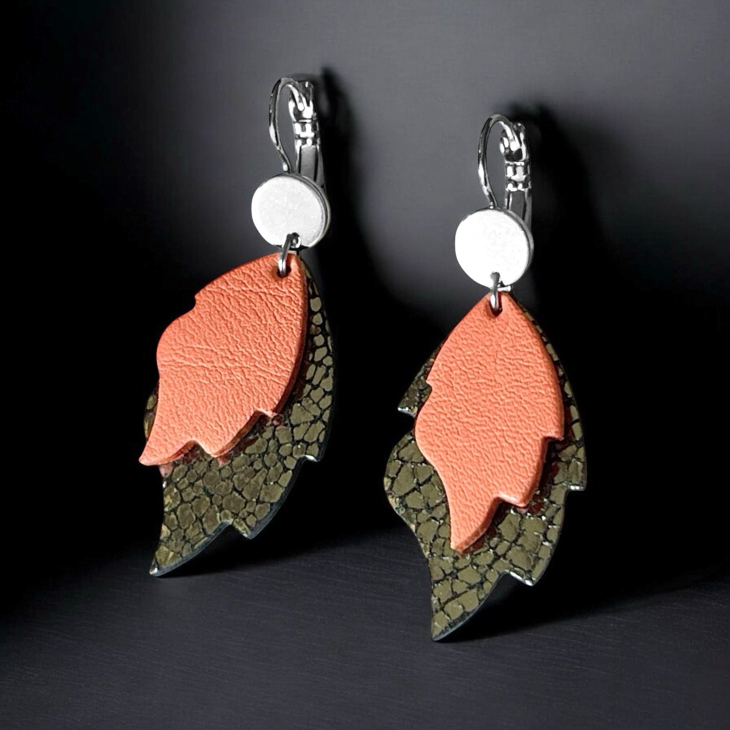paire de Boucles d'oreilles style bohème-chic, plaquées argent, en forme de flammes en cuirs recyclés saumon clair et gris craquelé métallisé, sur fond noir