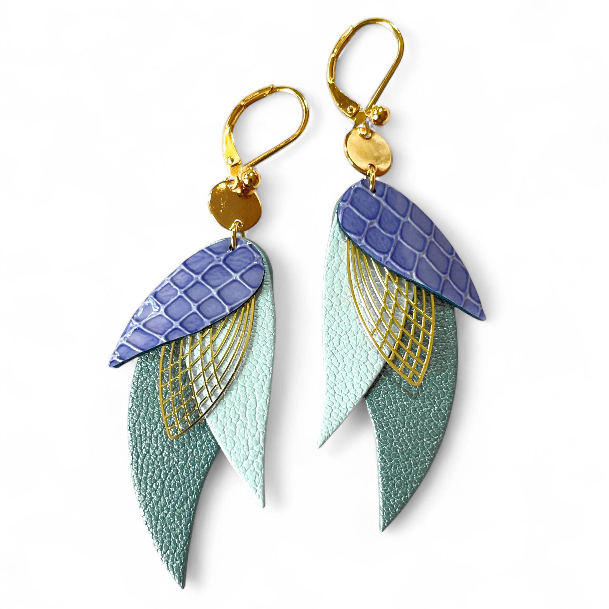 boucles d'oreilles dorées Nune modèle Ara en plumes de cuir bleu pervenche façon serpent, bleu nuage et bleu gris nacré, sur fond blanc
