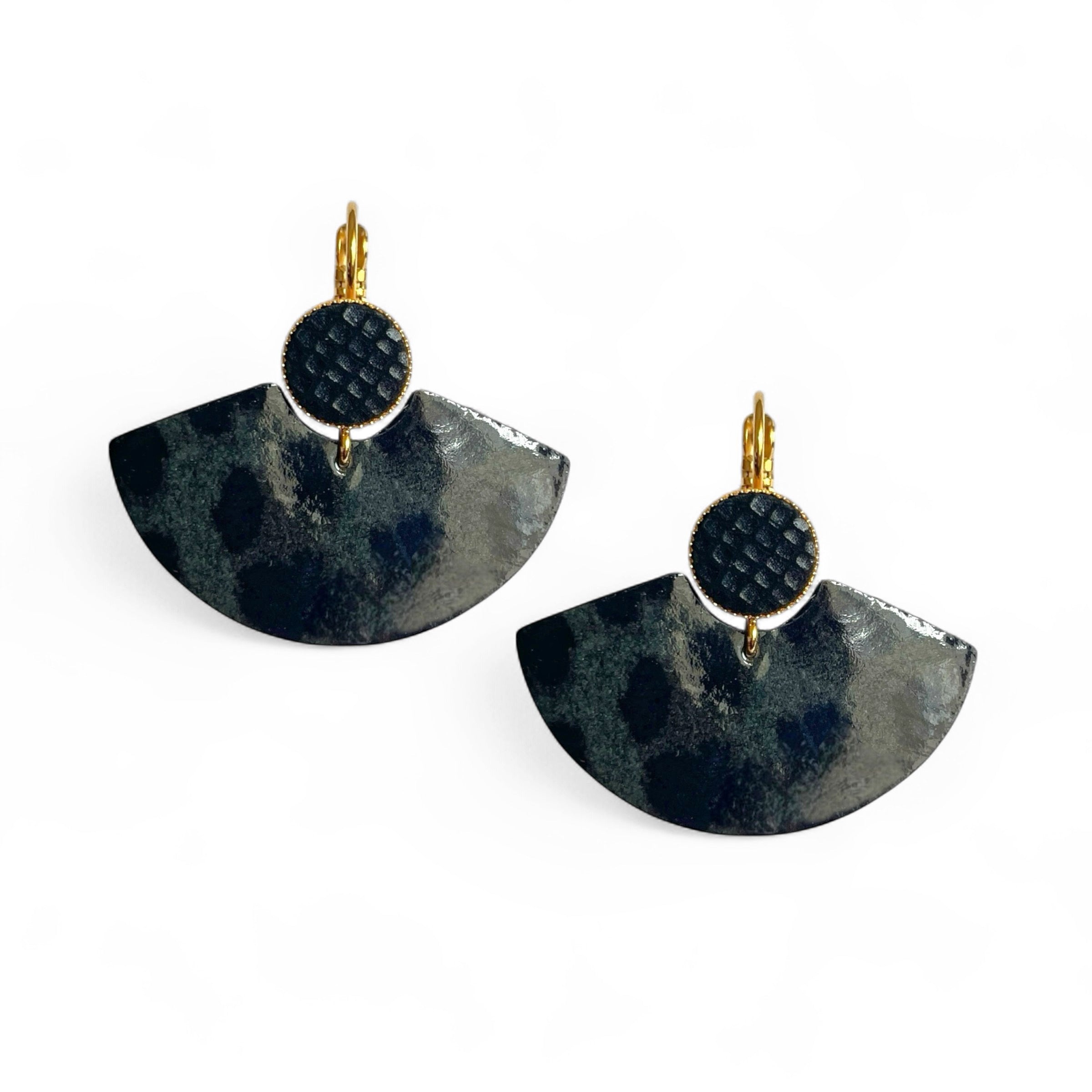 Boucles d'oreilles dorées pendantes, en forme d'éventails japonais en cuirs noir grainé irisé et léopard noir vernis, sur fond blanc