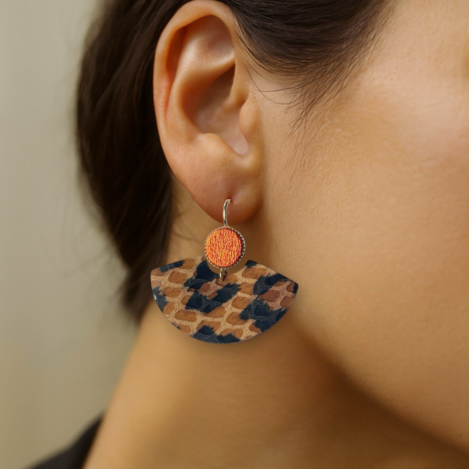 Boucles d'oreilles dorées pendantes, en forme d'éventails japonais en cuirs façon léopard et orange sanguine métallisé , portées aux oreilles