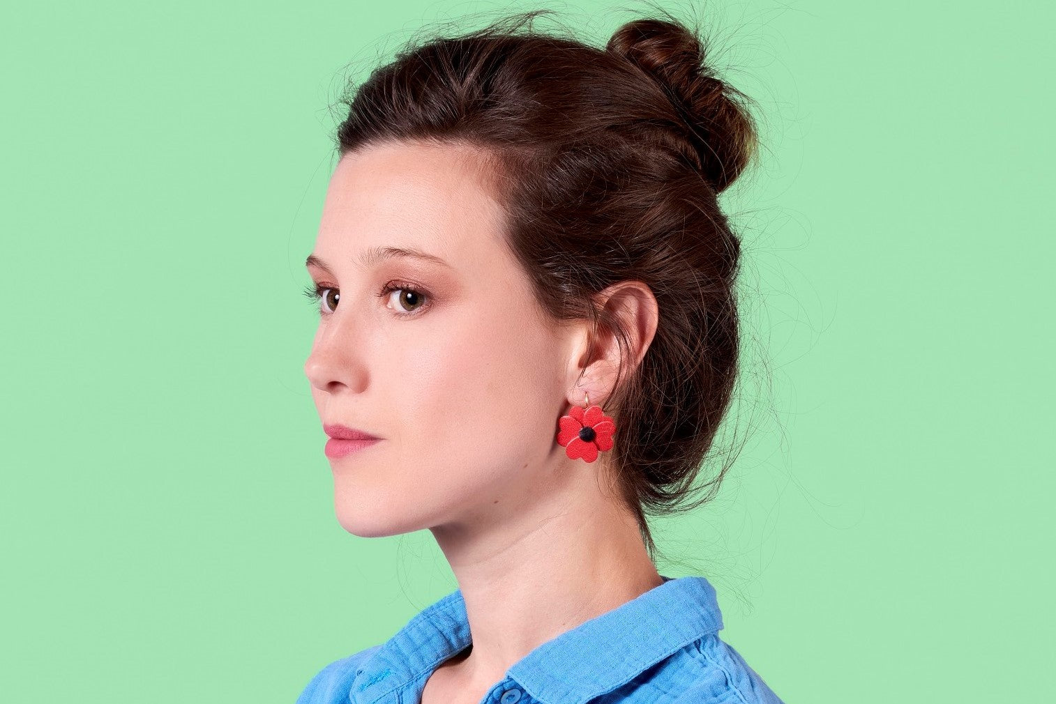 Jeune femme portant les boucles d'oreilles Lalie en pétales de cuir de la marque Nune