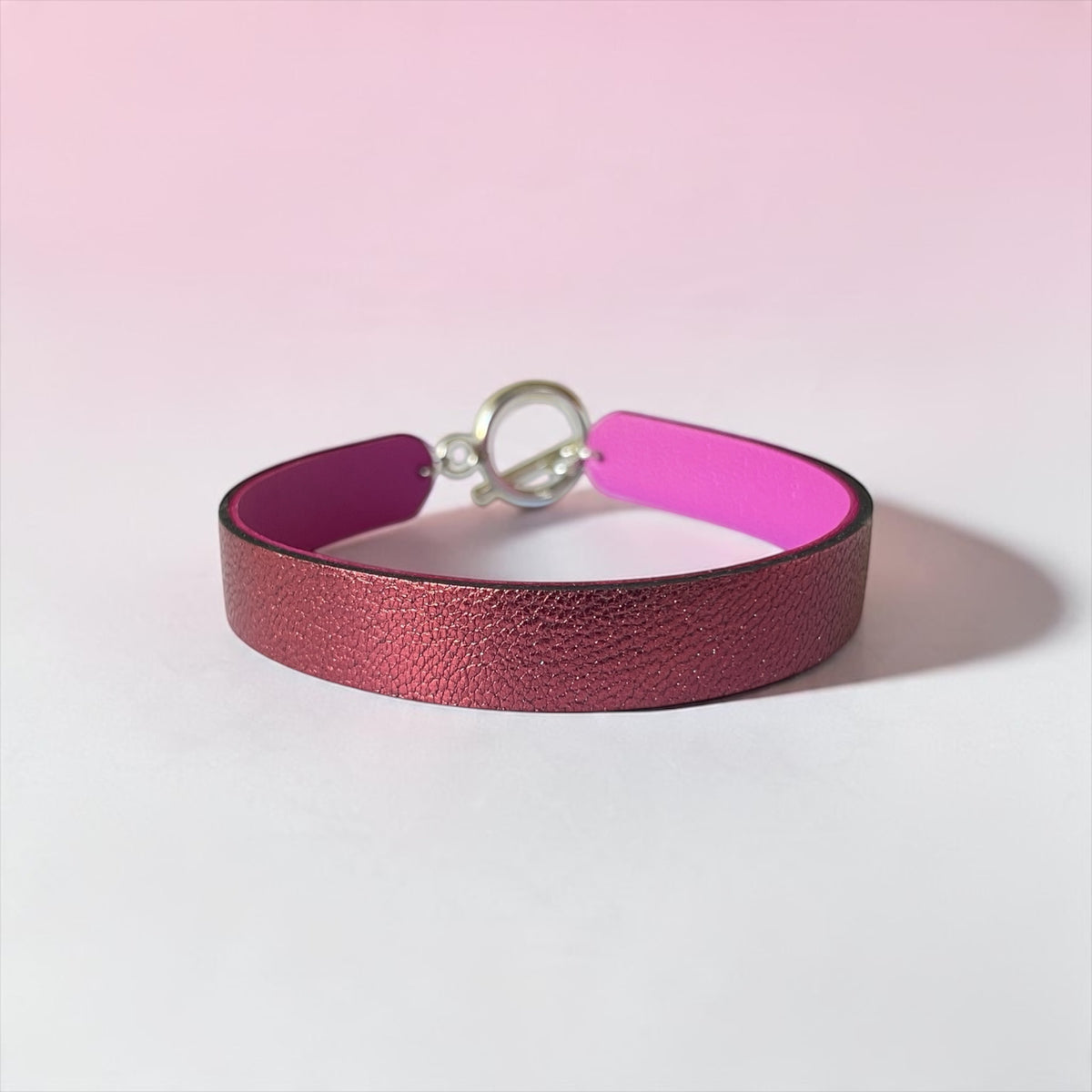 Bracelet femme en cuir double face bicolore, avec cuir grenat métallisé au recto et mauve satiné au verso avec fermoir boucle argentée en T