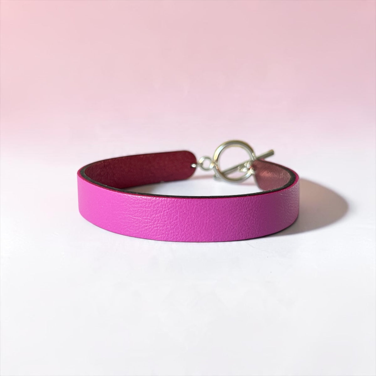 Bracelet femme en cuir double face bicolore, avec cuir mauve au recto et grenat métallisé au verso avec fermoir boucle argentée en T