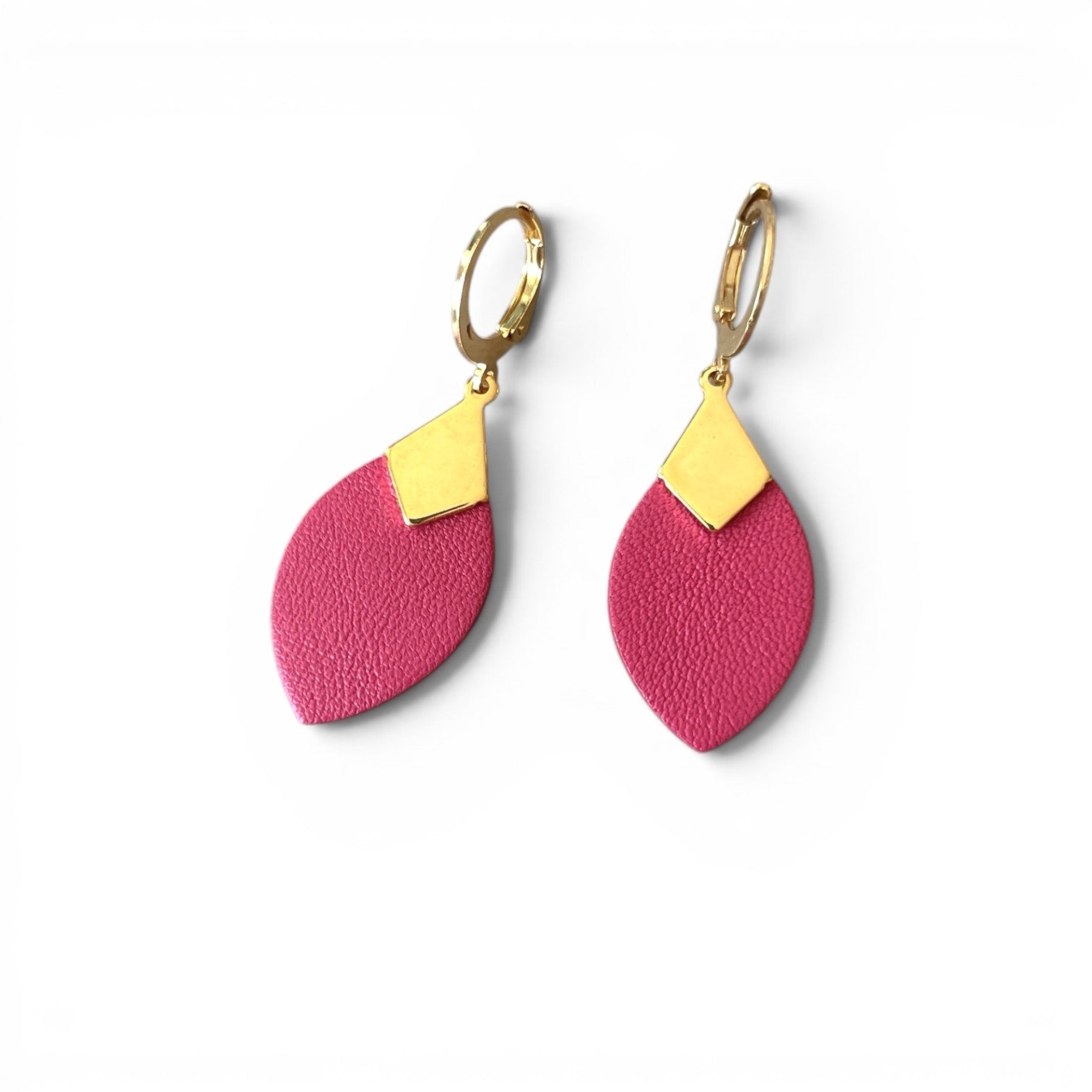 Petites boucles d'oreilles dorées en forme d'olive modèle Olivia en cuir rose fushia sur fond blanc