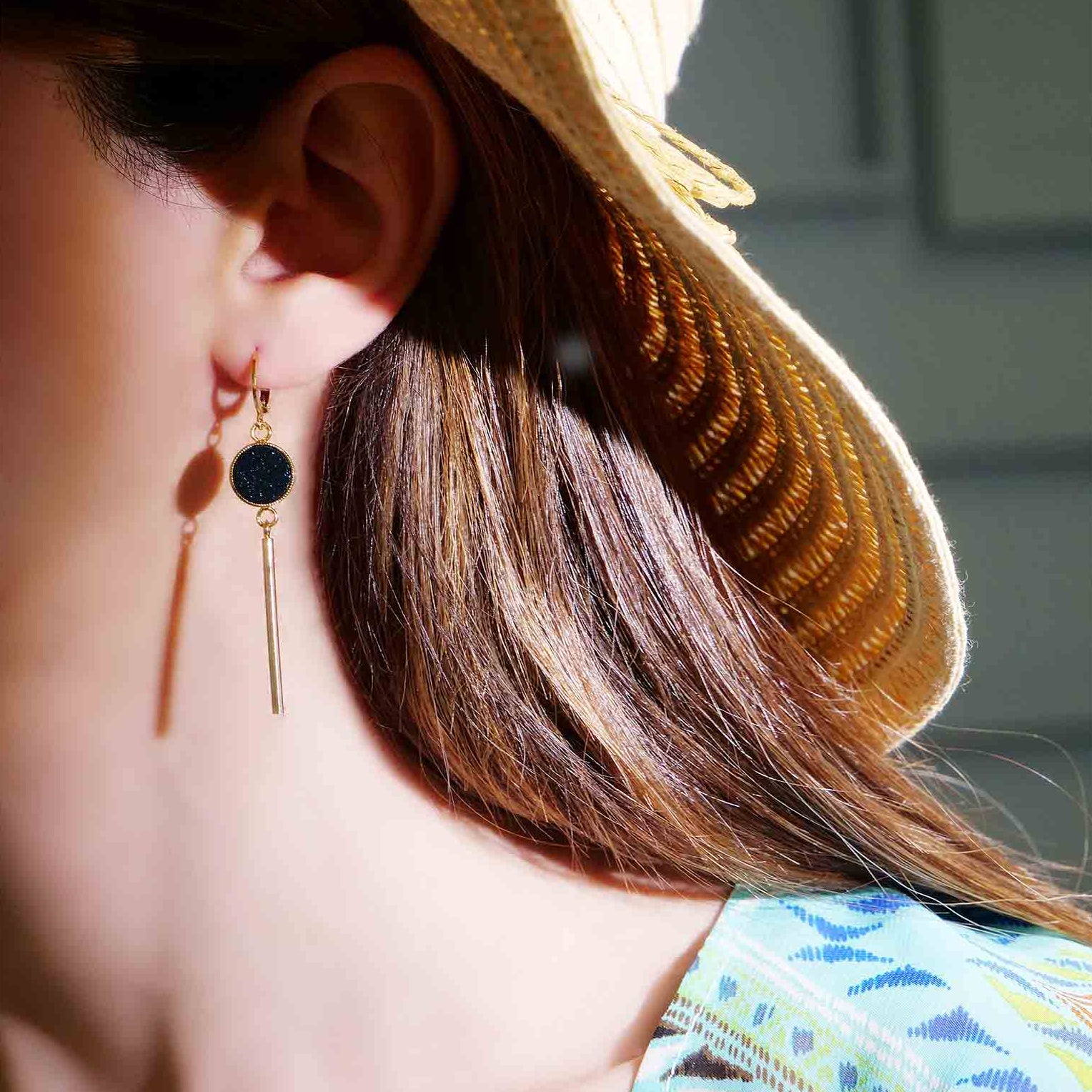 boucles d'oreilles pendantes dormeuses fines cuir noir grainé pailleté