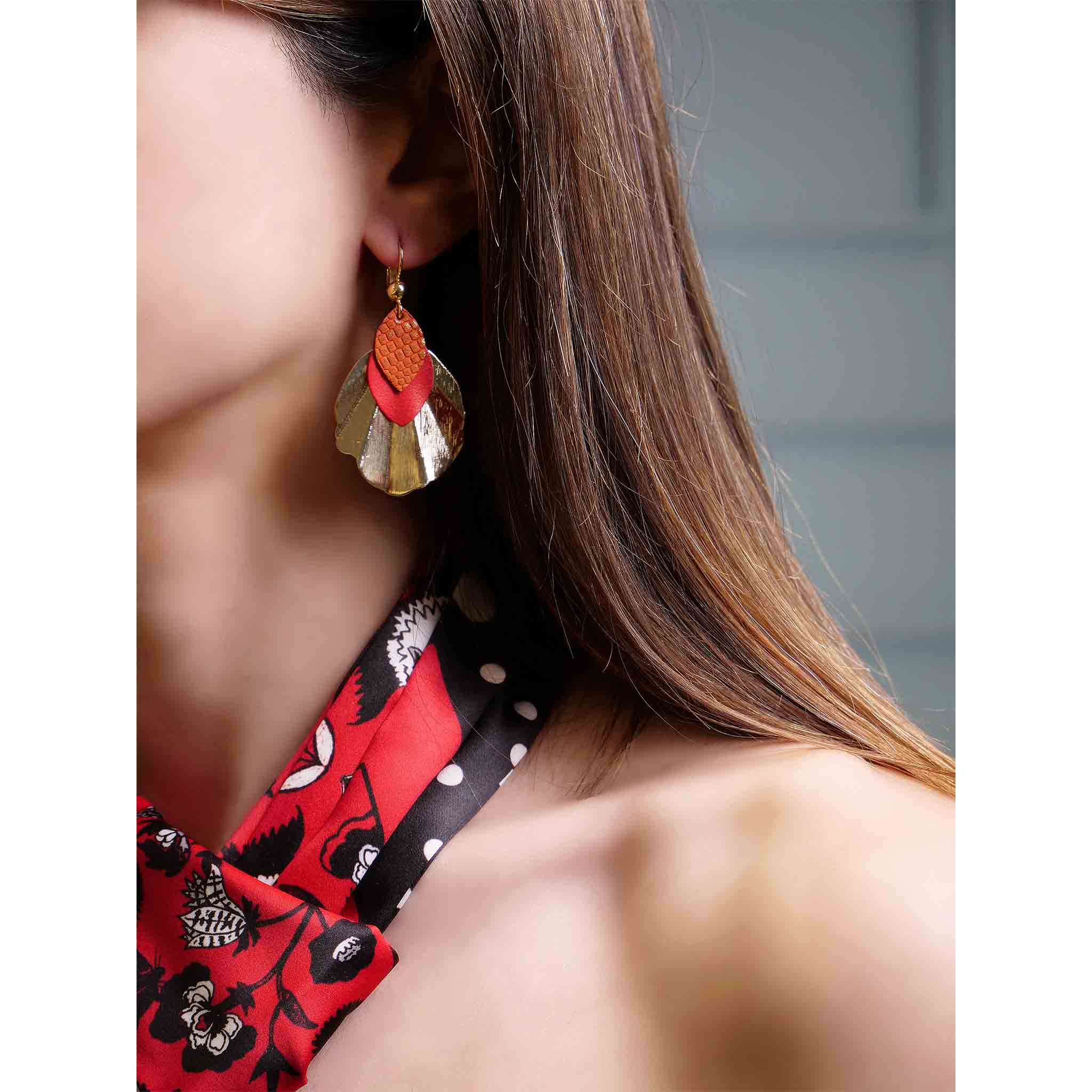 boucles d'oreilles dorées colorées forme coquillages rouge orangé