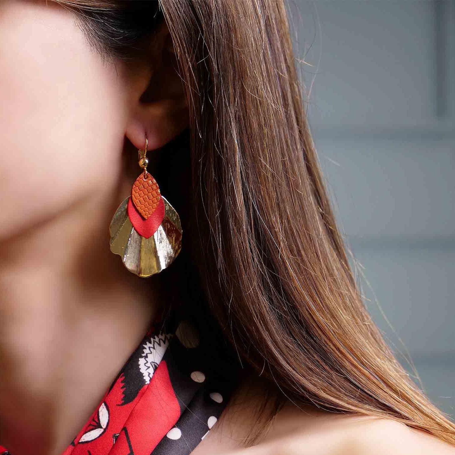 boucles d'oreilles dorées colorées forme coquillages rouge orangé