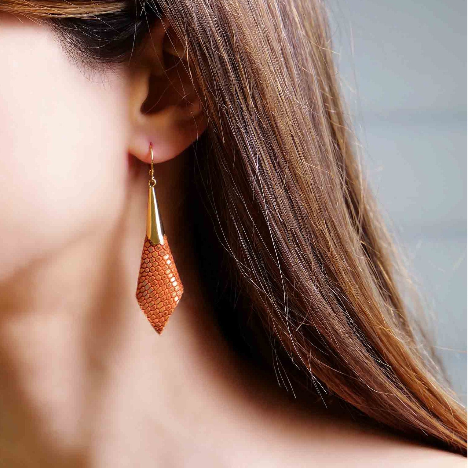 boucles d'oreilles laiton acier dorées colorées cônes cuirs orangé