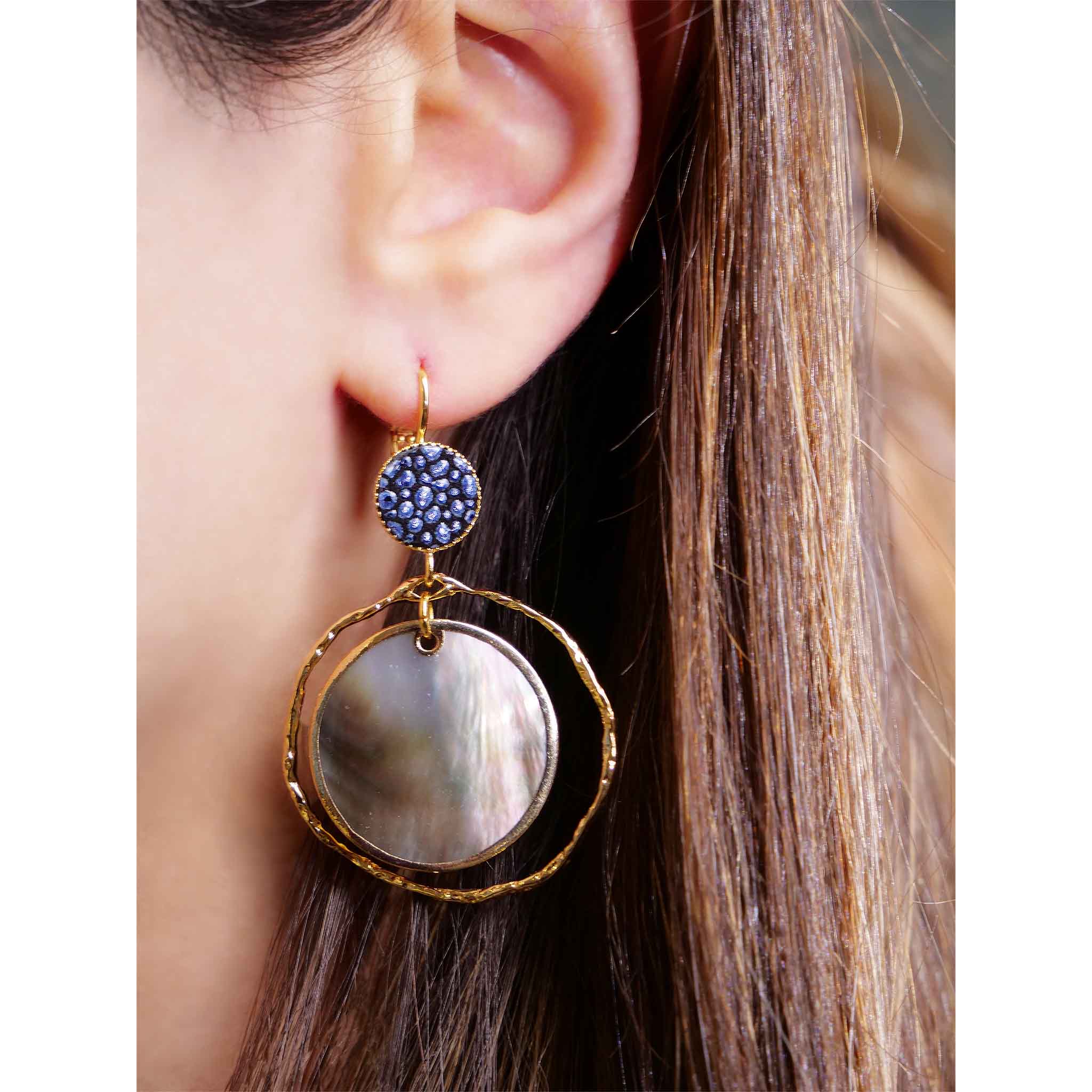 Boucles d'oreilles créoles dorées l'or fin nacre coquillage grise cuir bleu