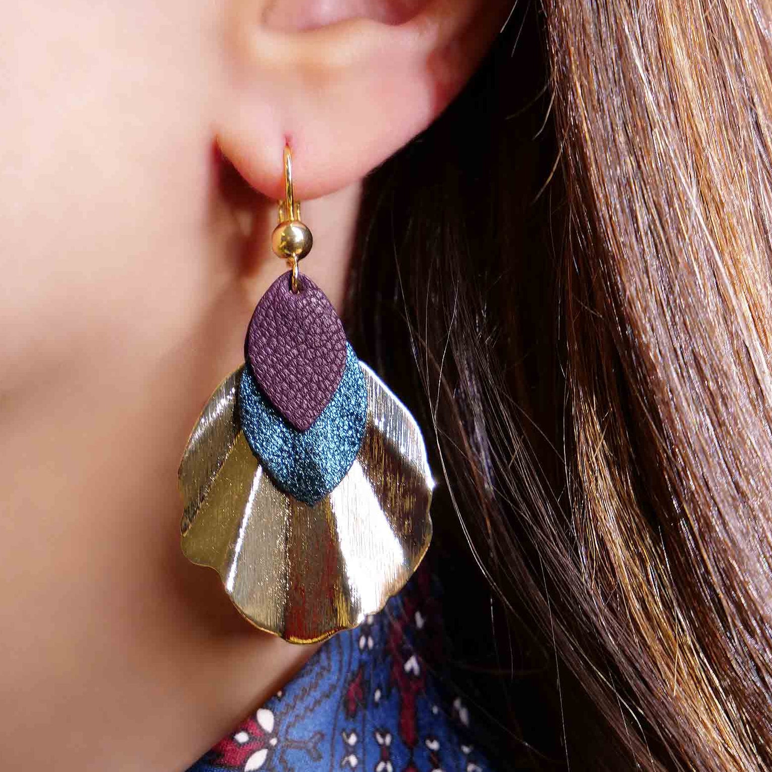 boucles d'oreilles dorées colorées forme coquillages bleu pailleté