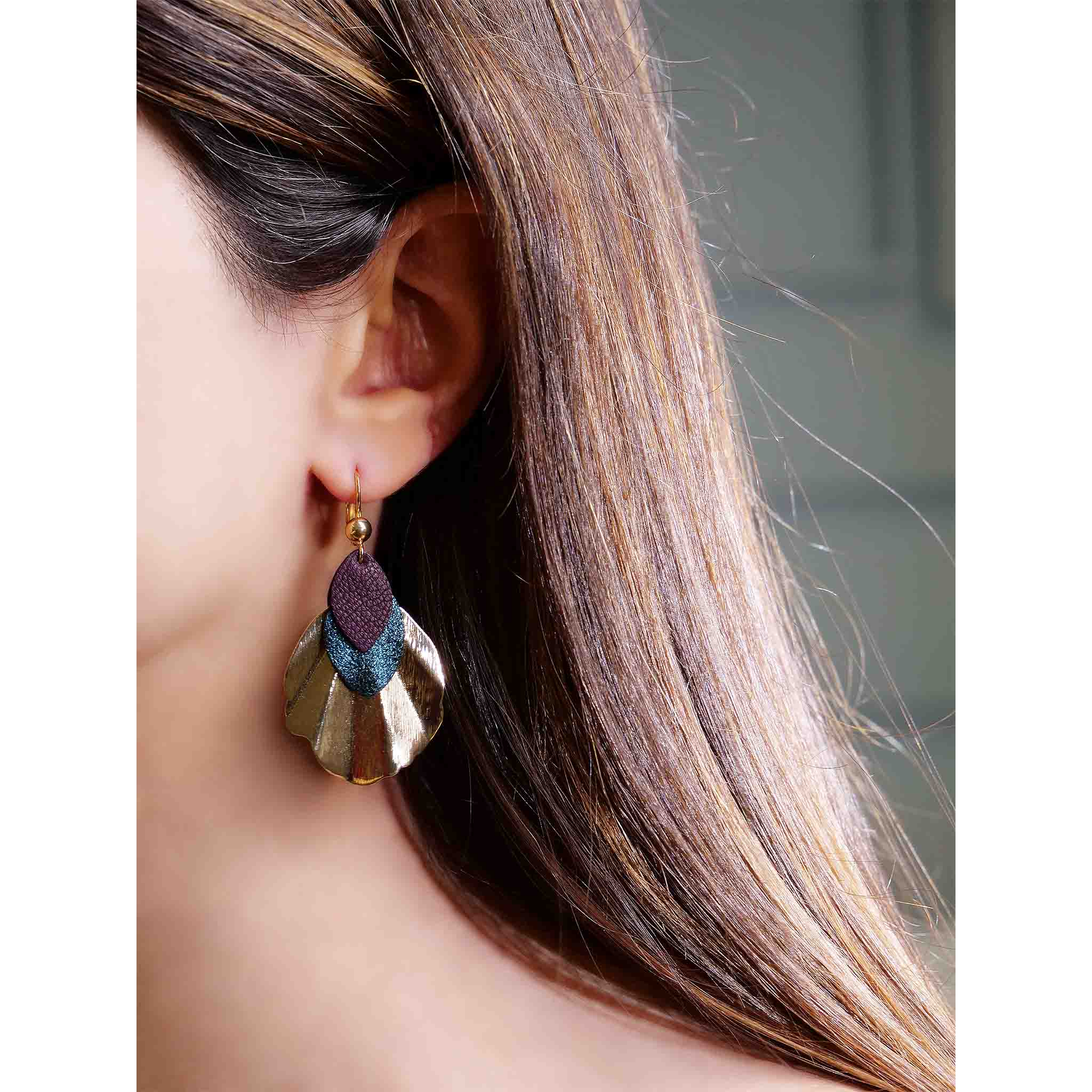 boucles d'oreilles dorées colorées forme coquillages bleu pailleté