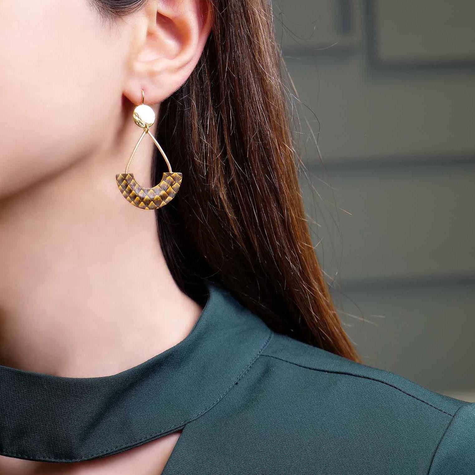 boucles d'oreilles légères dorées l'or fin cuirs marins saumon ocre écaille