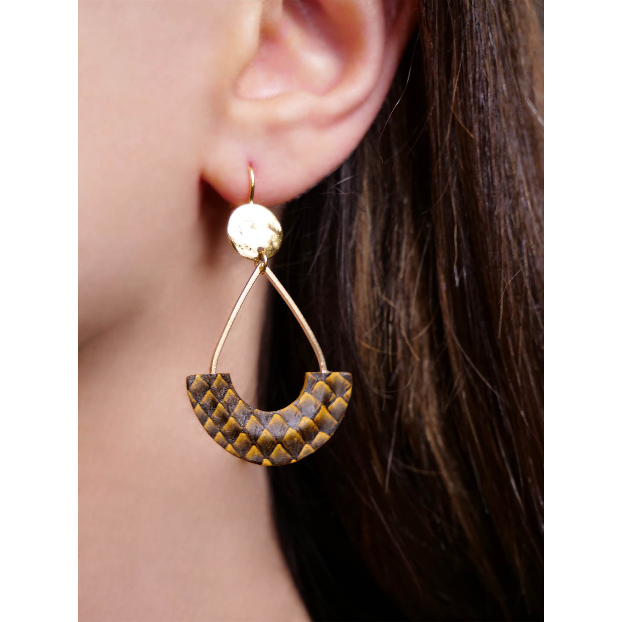 boucles d'oreilles légères dorées l'or fin cuirs marins saumon ocre écaille