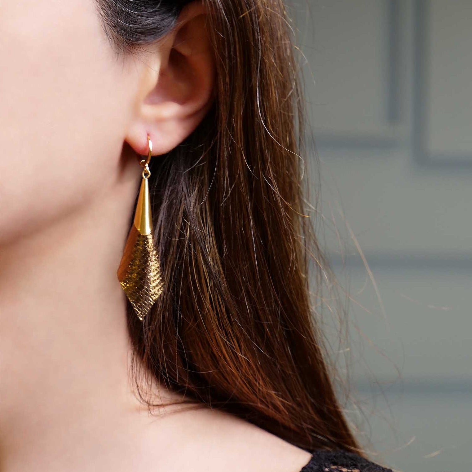 boucles d'oreilles dorées colorées cônes cuirs bronze brillant façon serpent