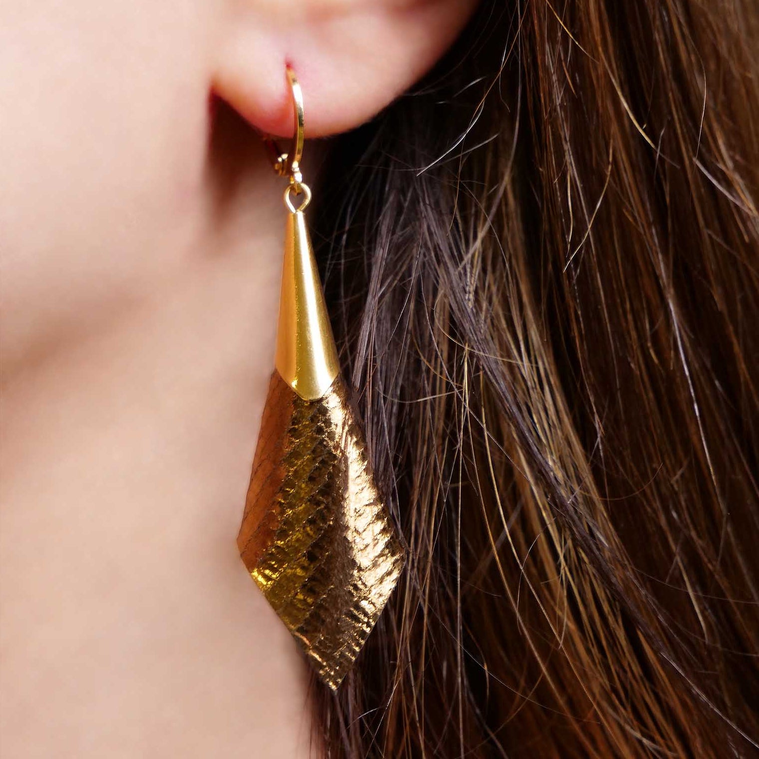 boucles d'oreilles dorées colorées cônes cuirs bronze brillant façon serpent
