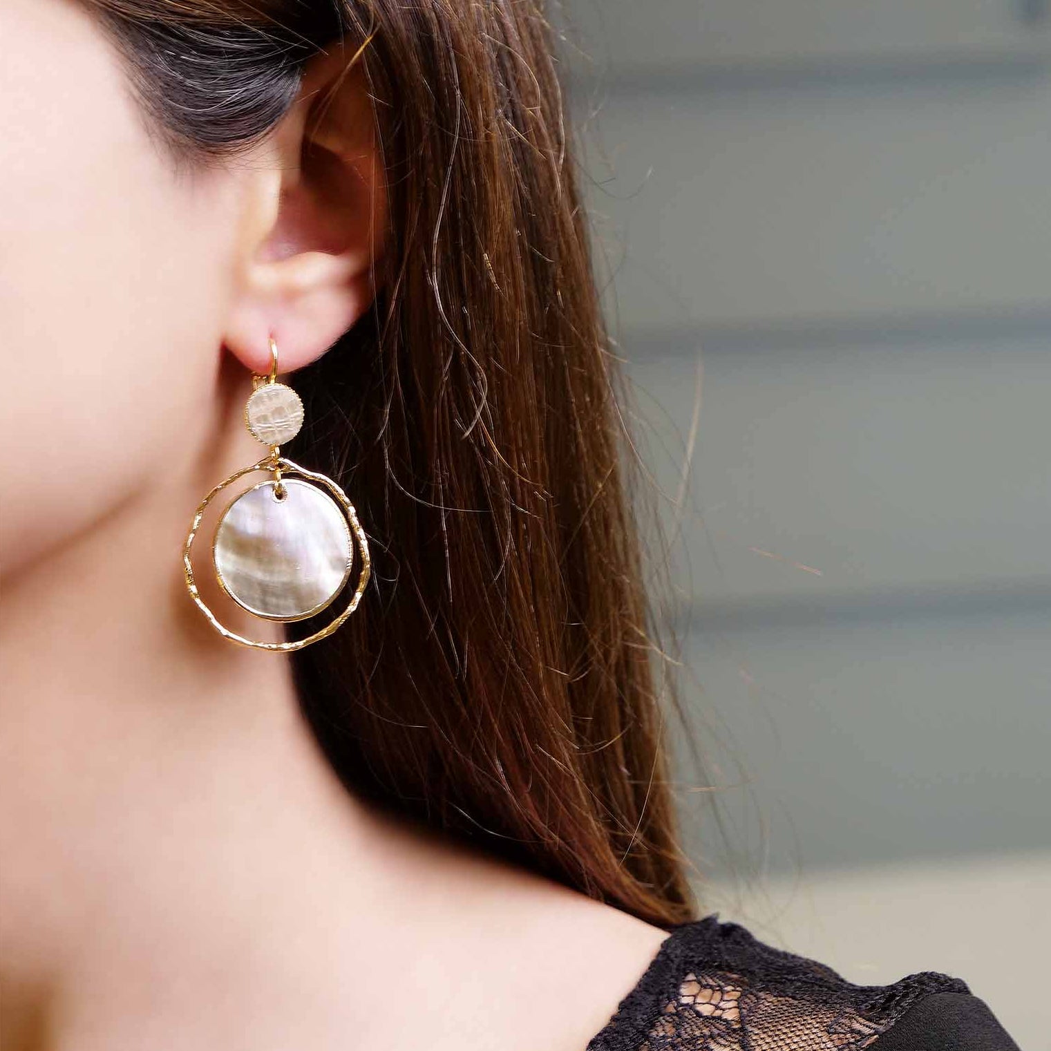 Boucles d'oreilles créoles dorées l'or fin nacre coquillage grise cuir beige