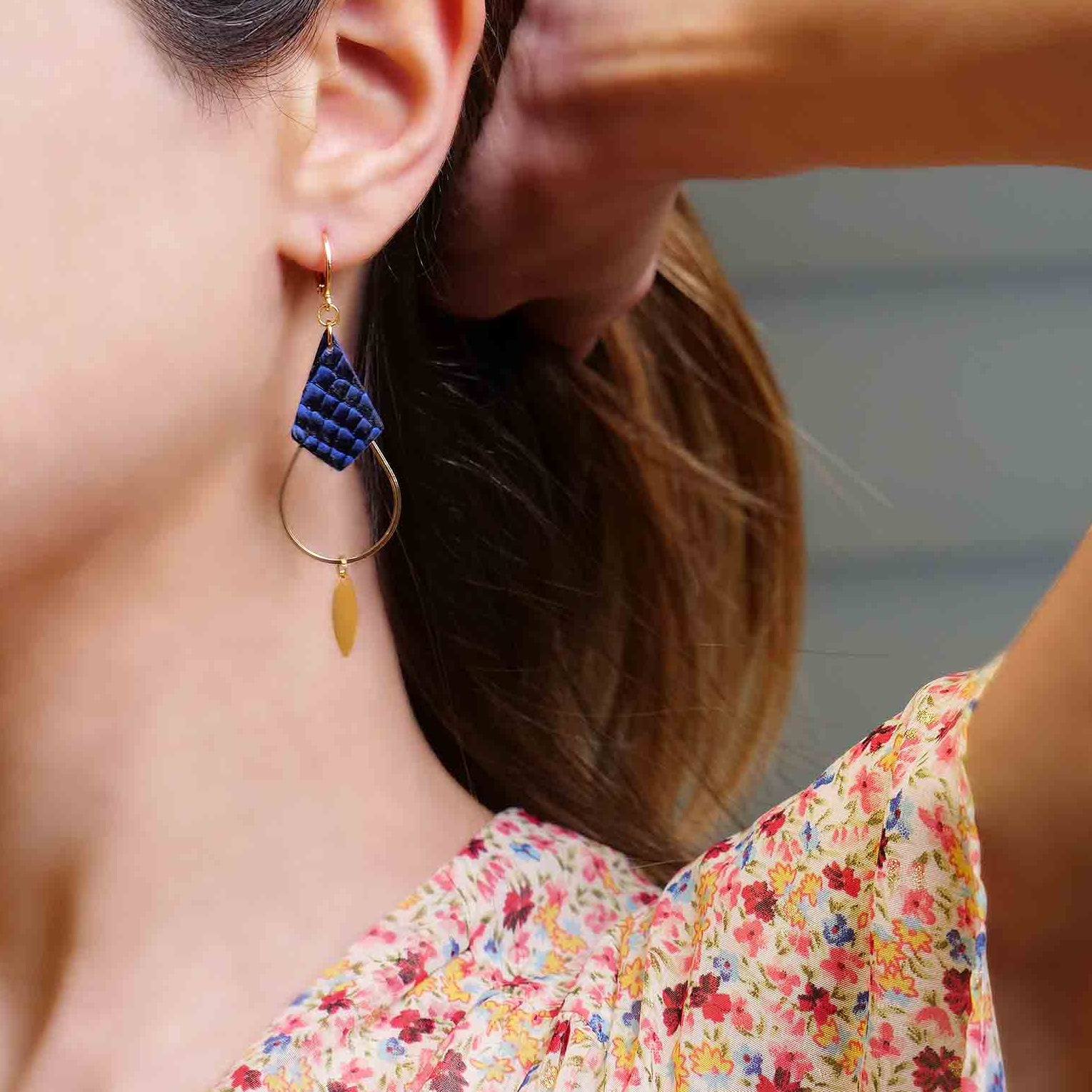 boucles d'oreilles longues fines dorées cuir marin saumon bleu