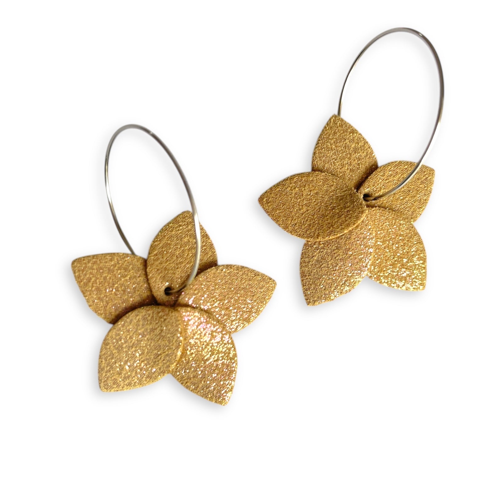 Nune 2 petites boucles d'oreilles créoles Jasmin Argenté Pailleté en cuir beige pailleté irisé, sur fond blanc