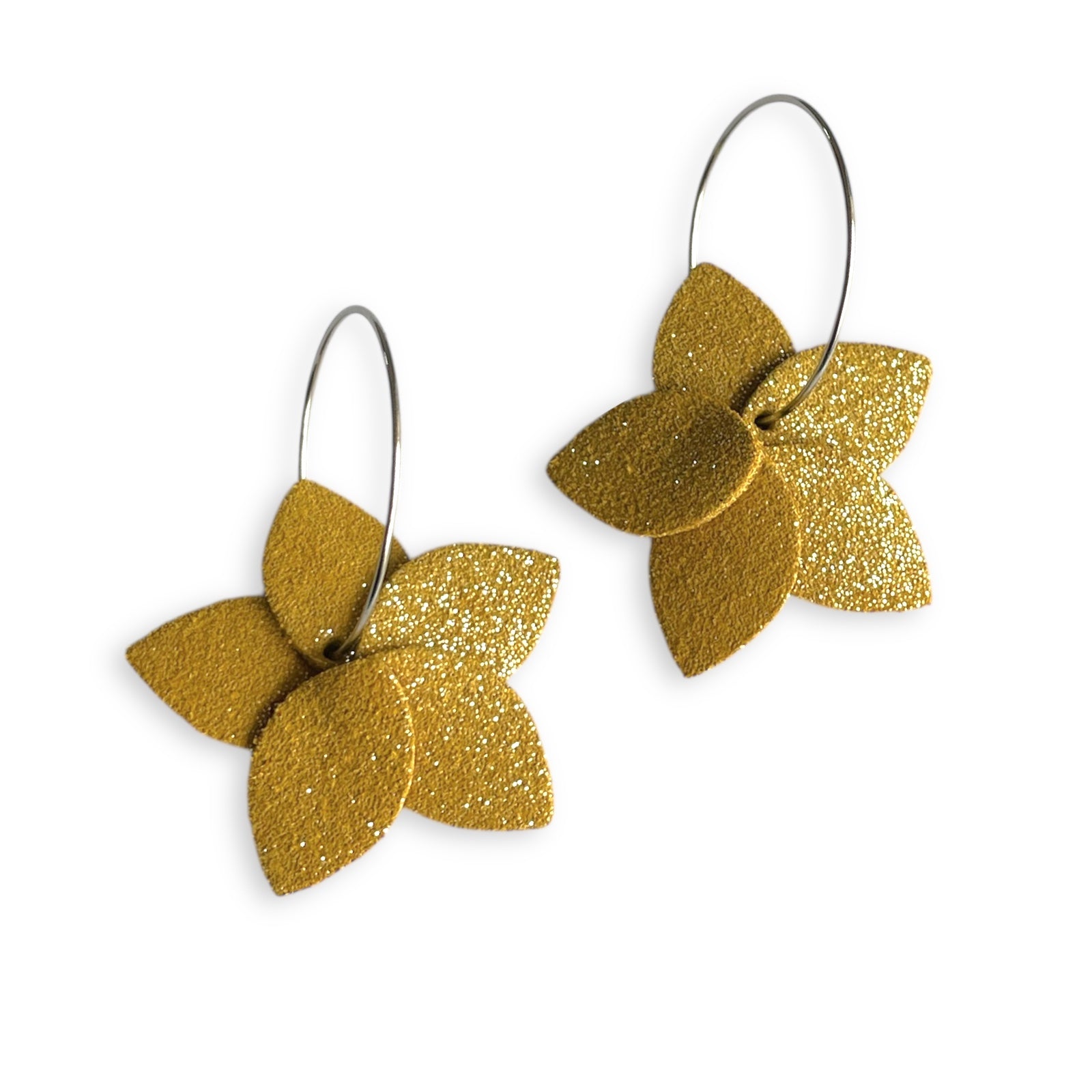 Nune 2 petites boucles d'oreilles créoles Jasmin Argenté Pailleté en cuir safran pailleté argent, sur fond blanc