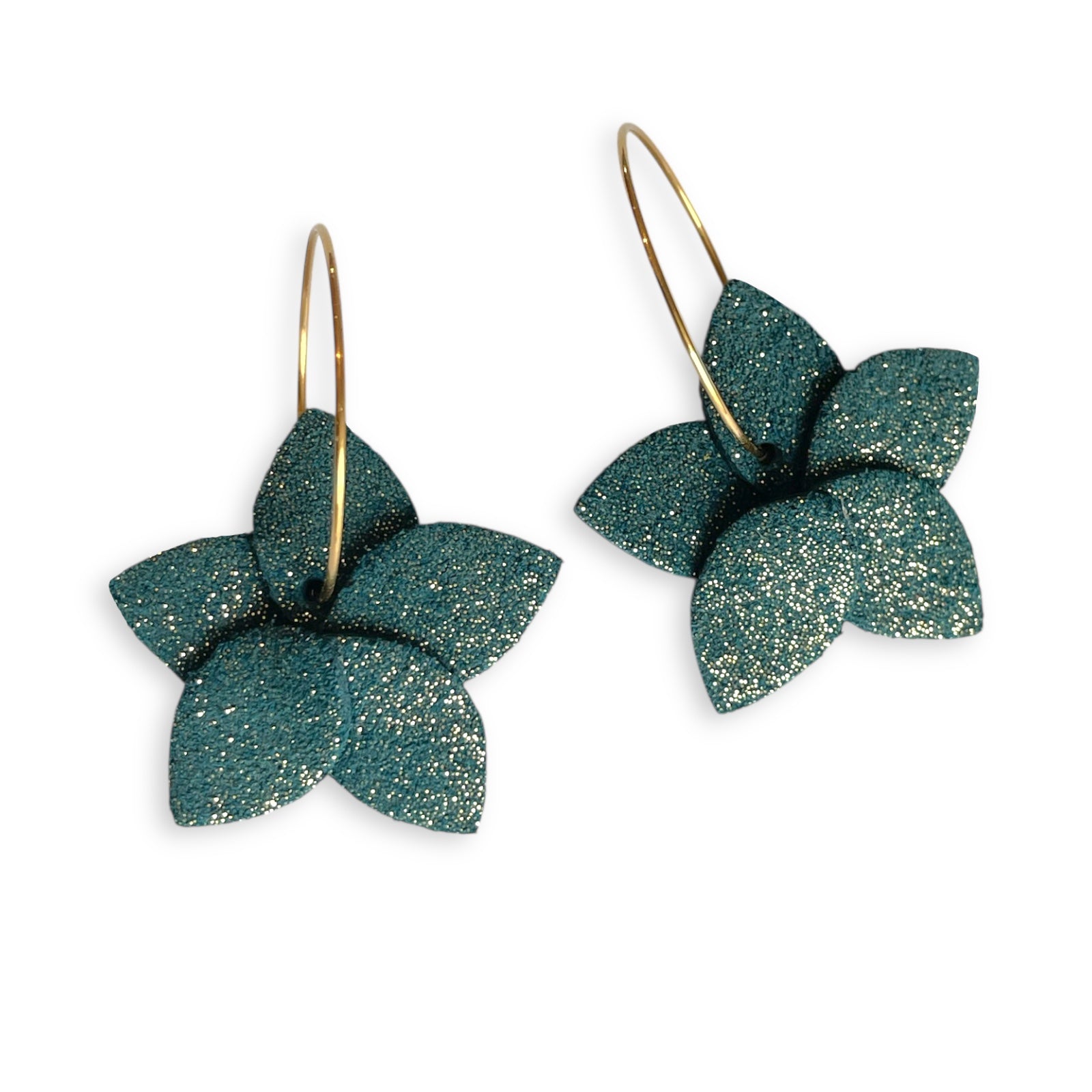 Nune petites boucles d'oreilles créoles Jasmin Pailleté en cuir vert canard pailleté or et anneaux dorés, sur fond blanc